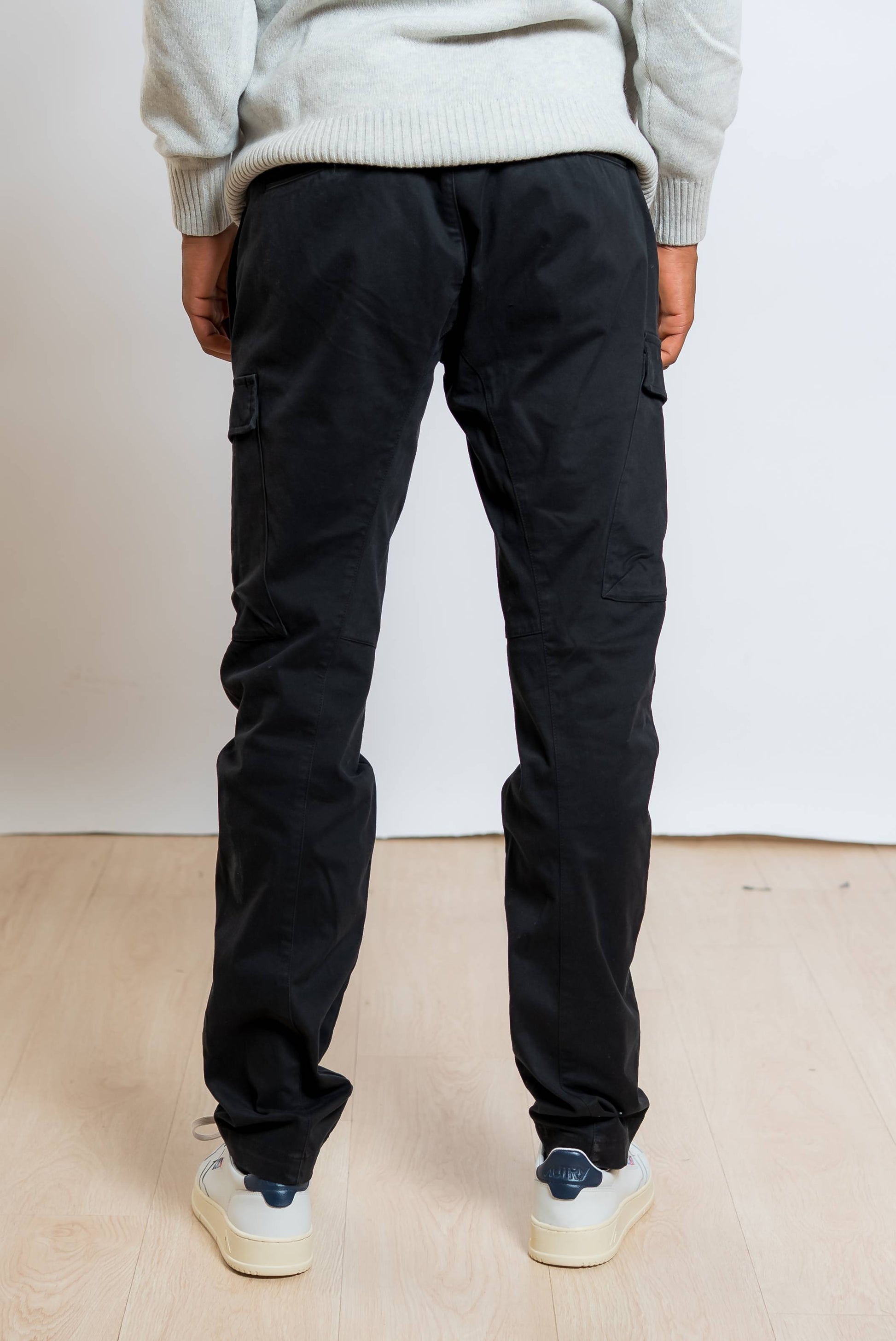 cp company pantaloni cargo satin stretch in cotone nero con tasconi - visuale posteriore