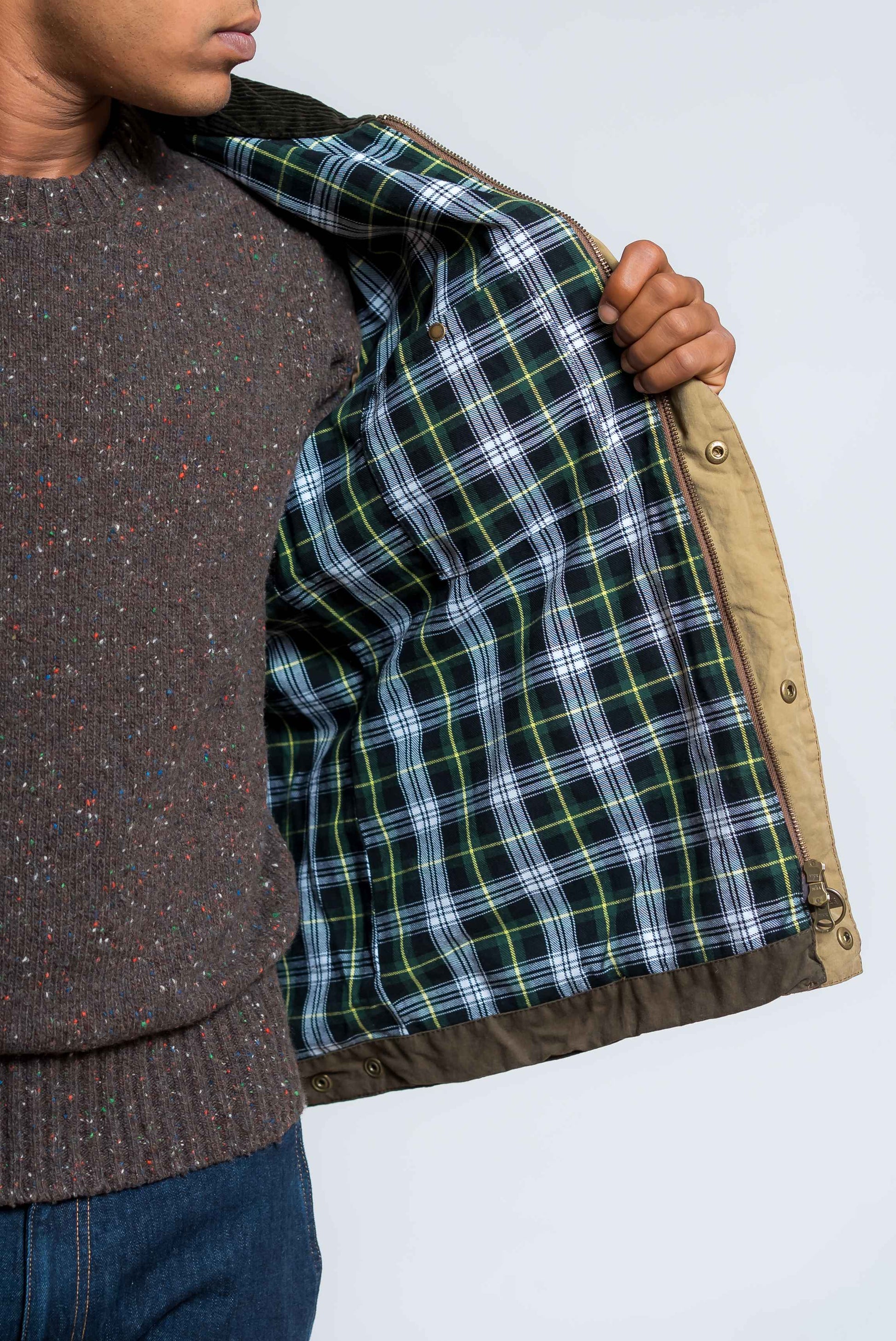 dettagliod ella fodera check sul  giubbino drifter beige in cotone cerato di barbour international