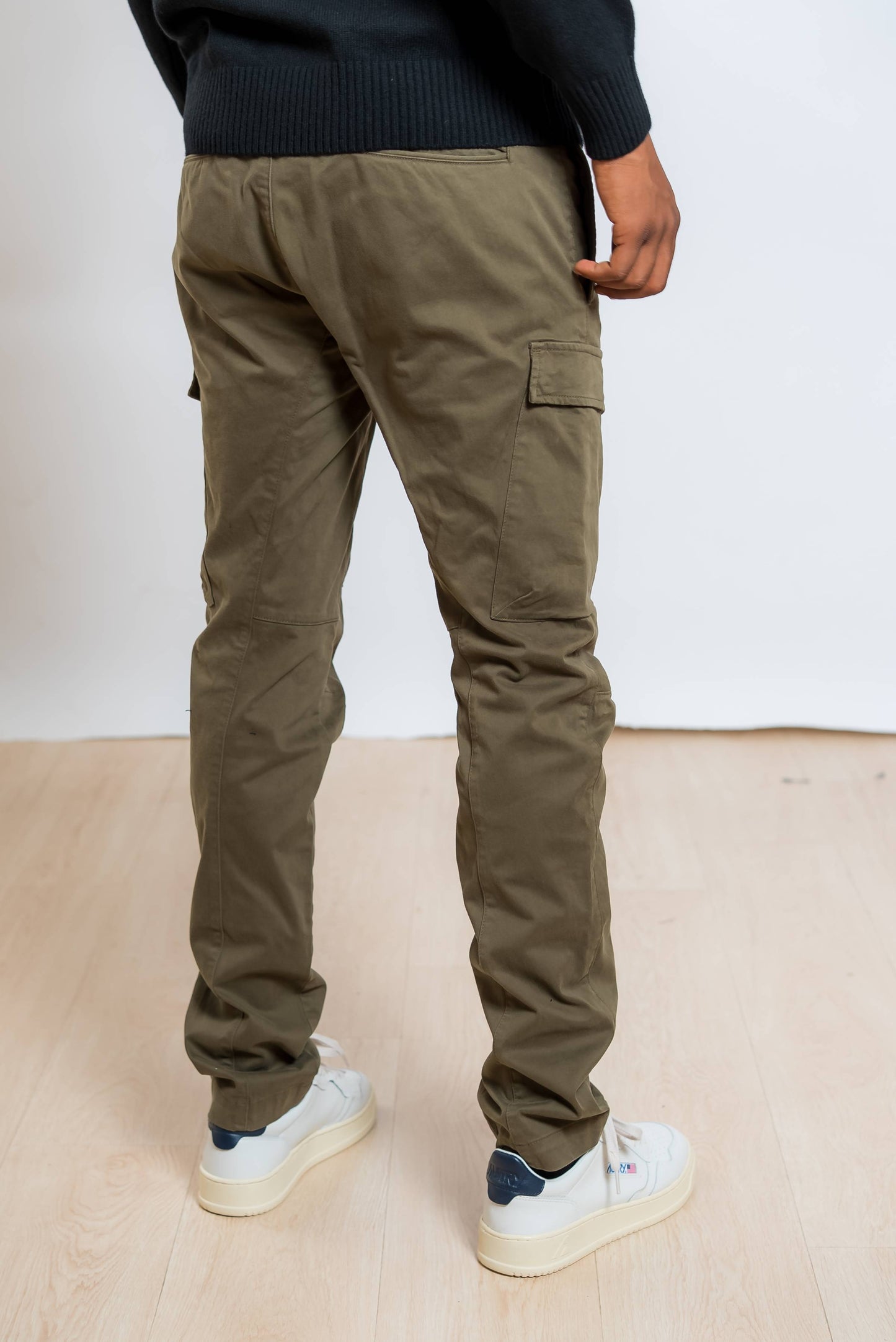 cp company pantaloni cargo satin stretch in cotone verde con tasconi e lens - visuale posteriore
