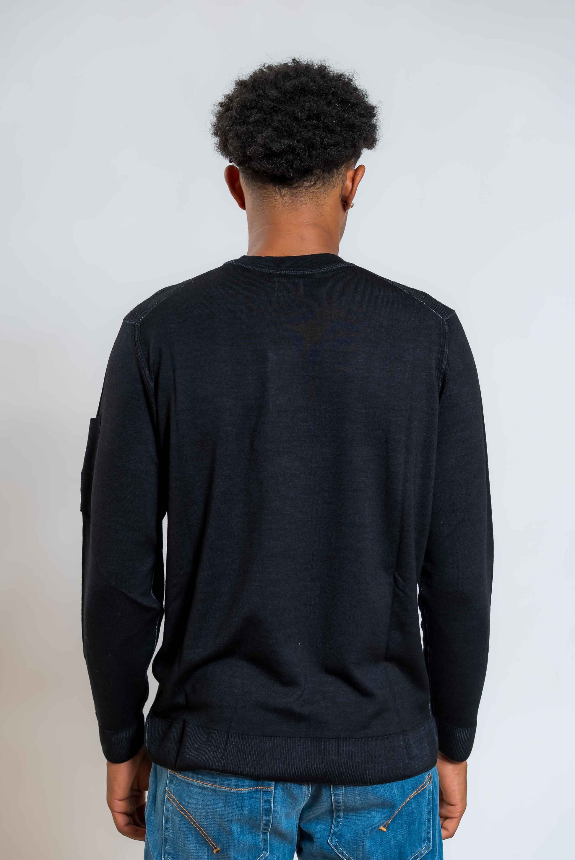 cp company maglia merinos fast dyed in lana nera con leggero effetto lavato - visuale posteriore