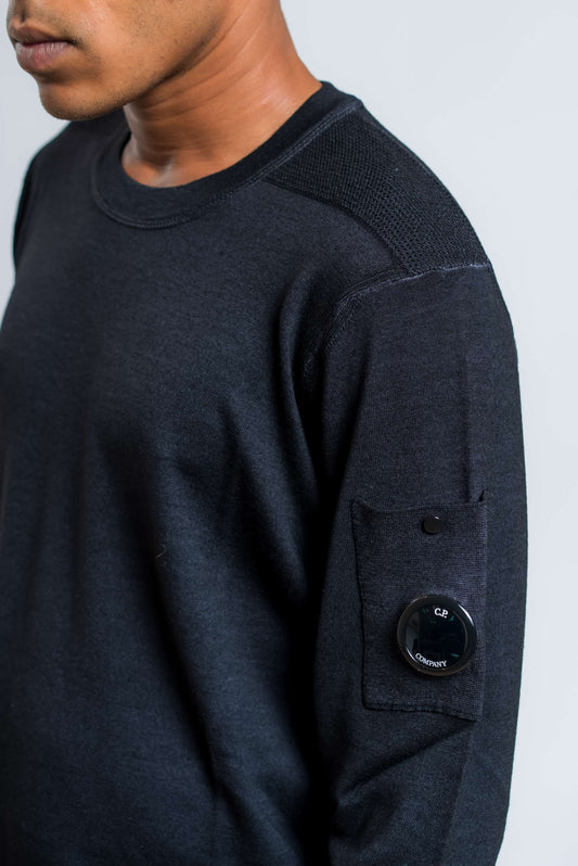 dettaglio della cp company lens sulla manica e della lavorazione sulla spalla sulla maglia fast dyed merinos in lana nera