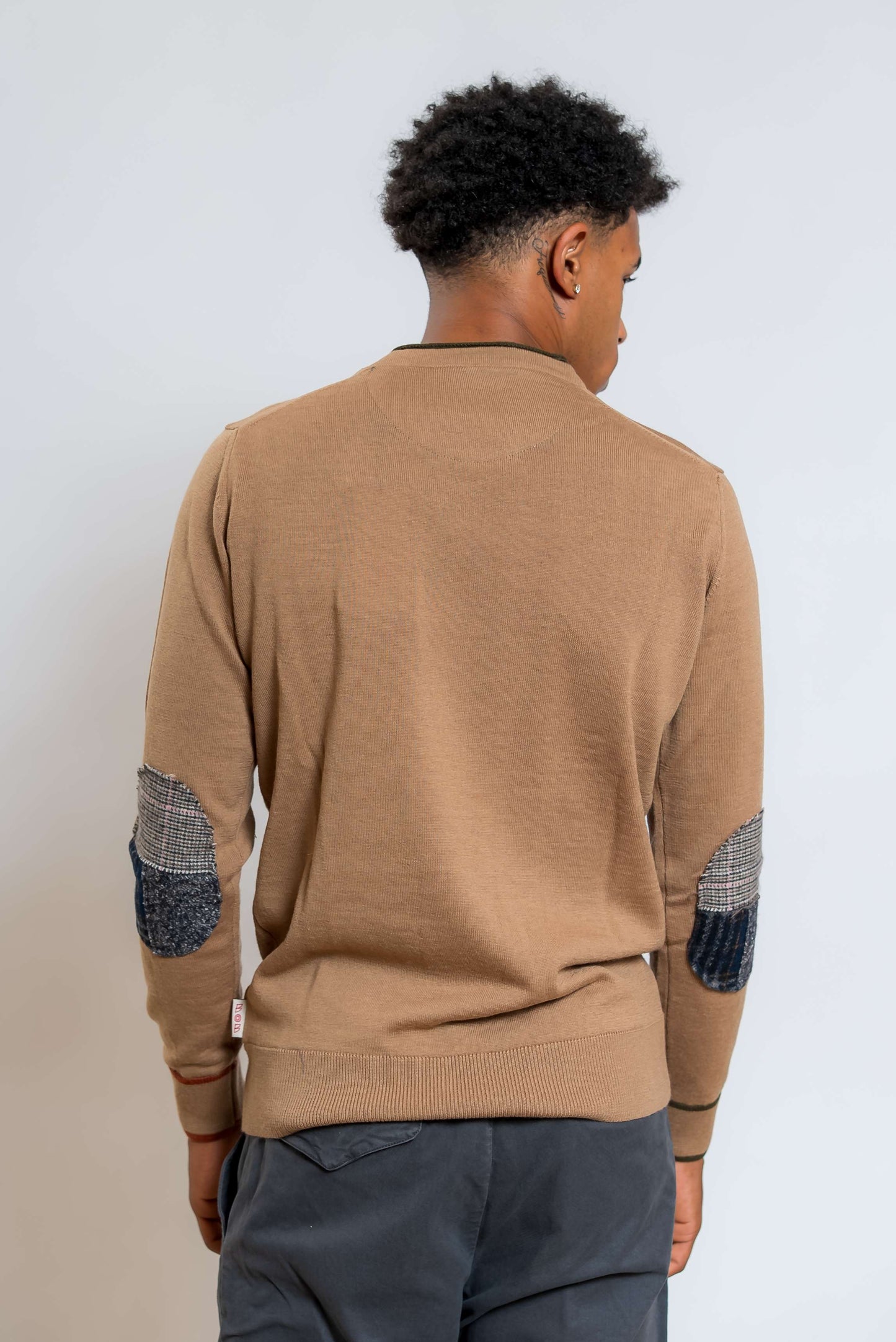 bob company maglia davin in lana beige con toppe sui gomiti - visuale posteriore