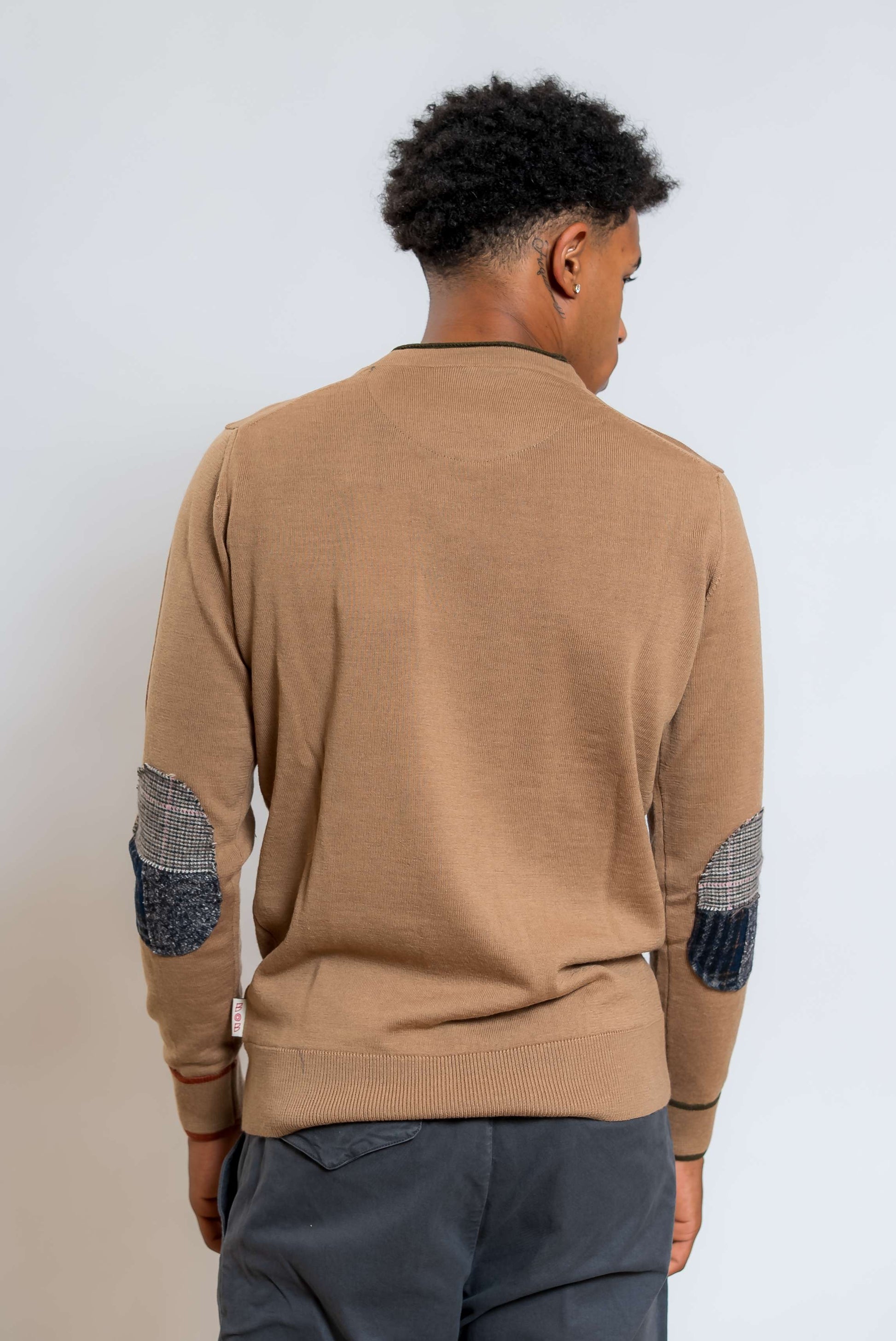 bob company maglia davin in lana beige con toppe sui gomiti - visuale posteriore