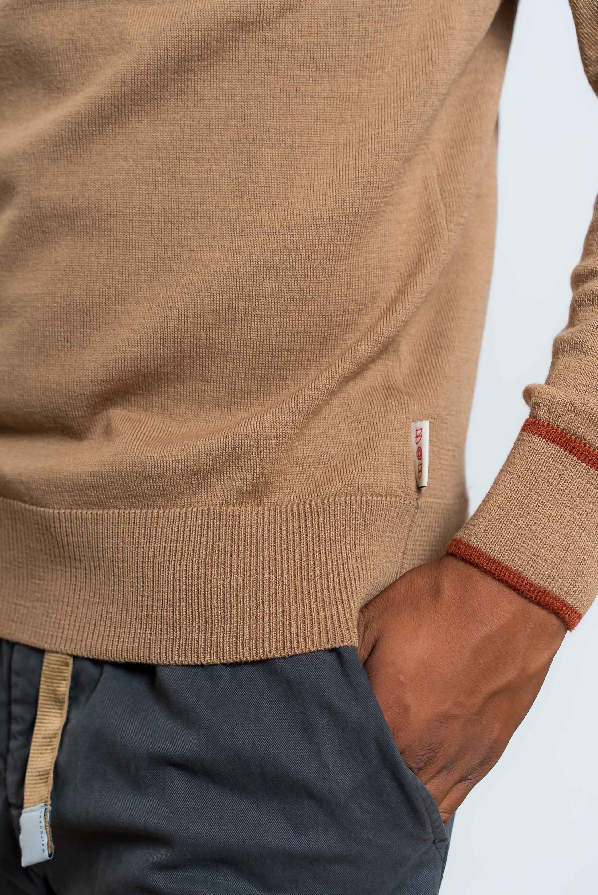 dettaglio del polsino a costine sulla maglia davin in lana beige con toppe sui gomiti di bob company