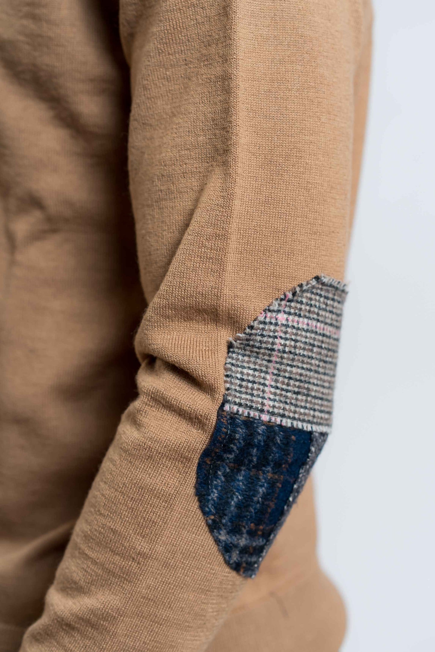 dettaglio delle toppe sui gomiti sulla maglia davin in lana beige di bob company
