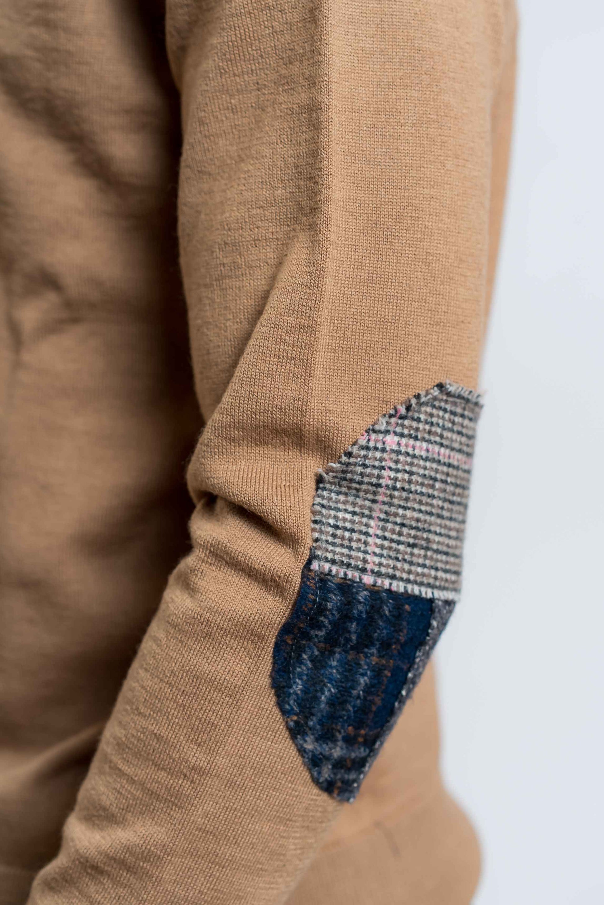 dettaglio delle toppe sui gomiti sulla maglia davin in lana beige di bob company