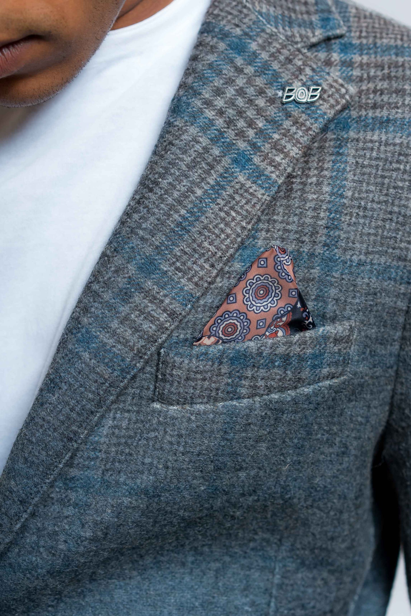 dettaglio del taschino sul petto della  giacca dylan monopetto con fantasia check grigio e celeste di bob company