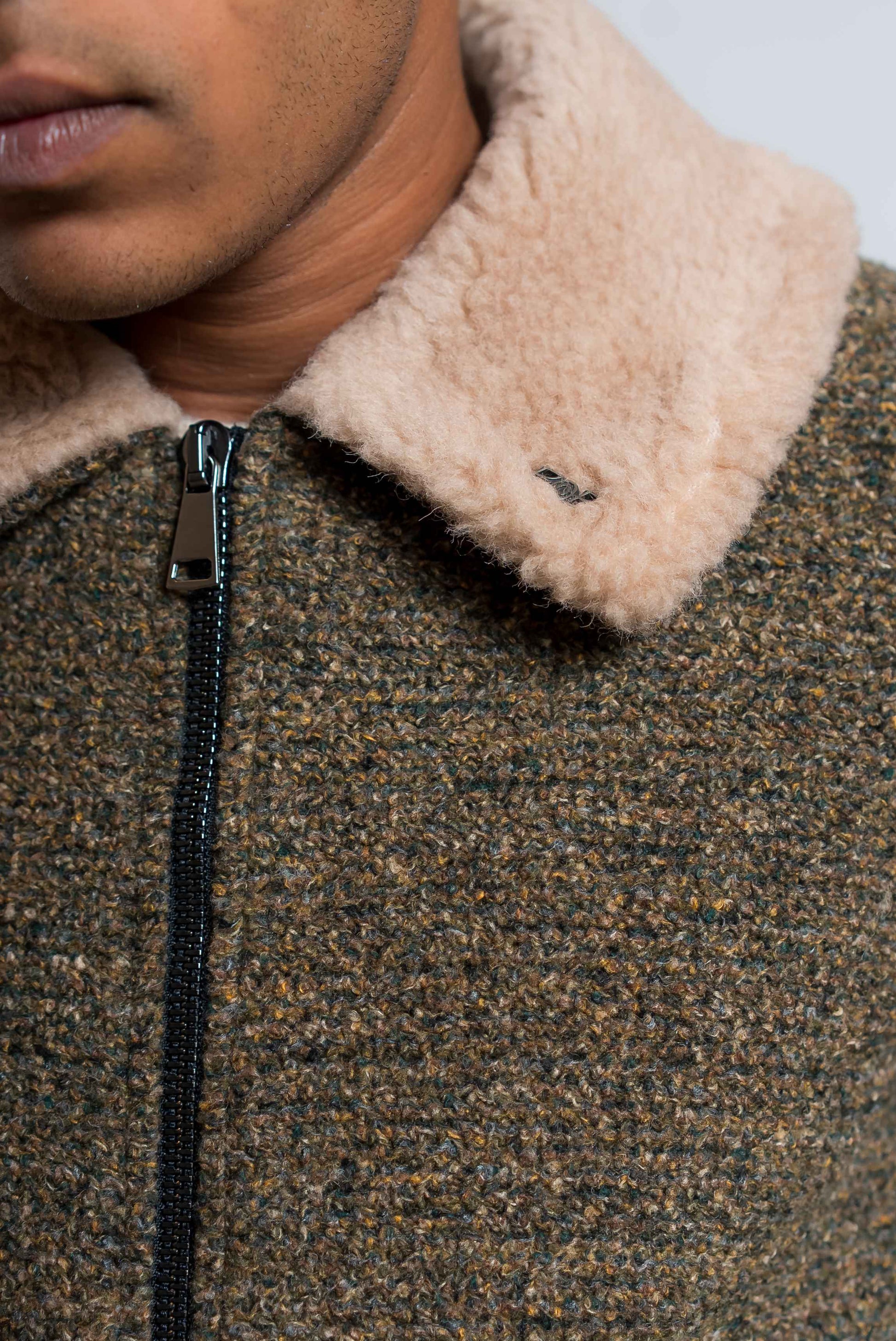 dettaglio del colletto in pelliccia beige del bomber paul di bob