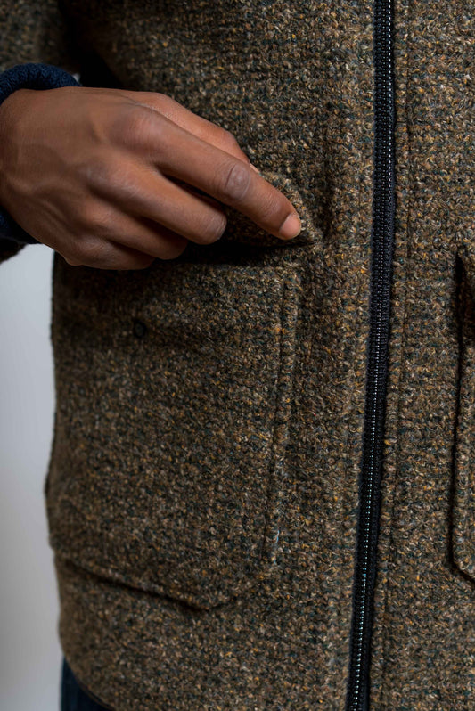 dettaglio tasca frontale del bomber paul verde con cappuccio in pelliccia beige di bob