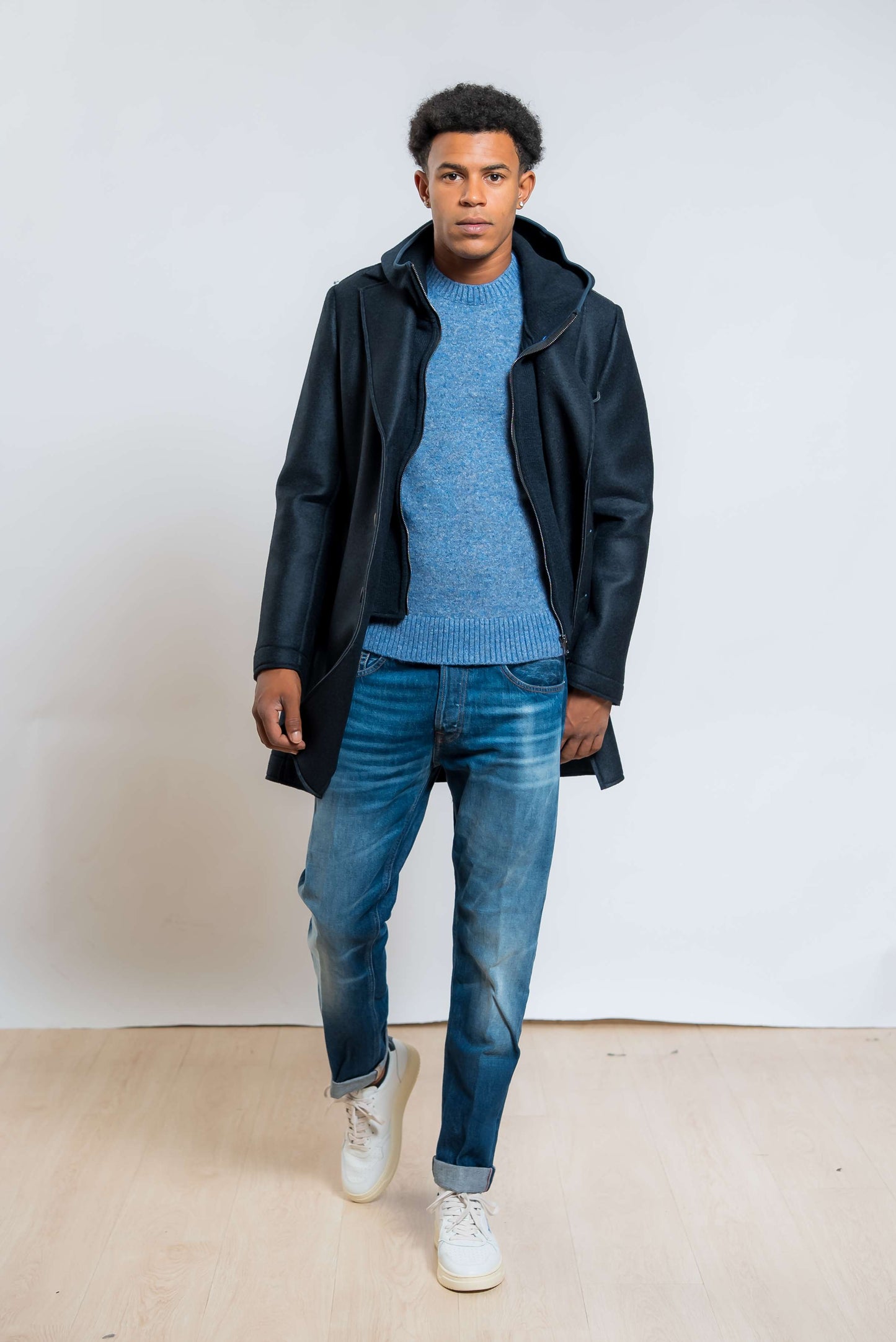 bob cappotto andy monopetto con cappuccio removibile in neoprene blu abbinato ad un maglione azzurro e un jeans blu lavato