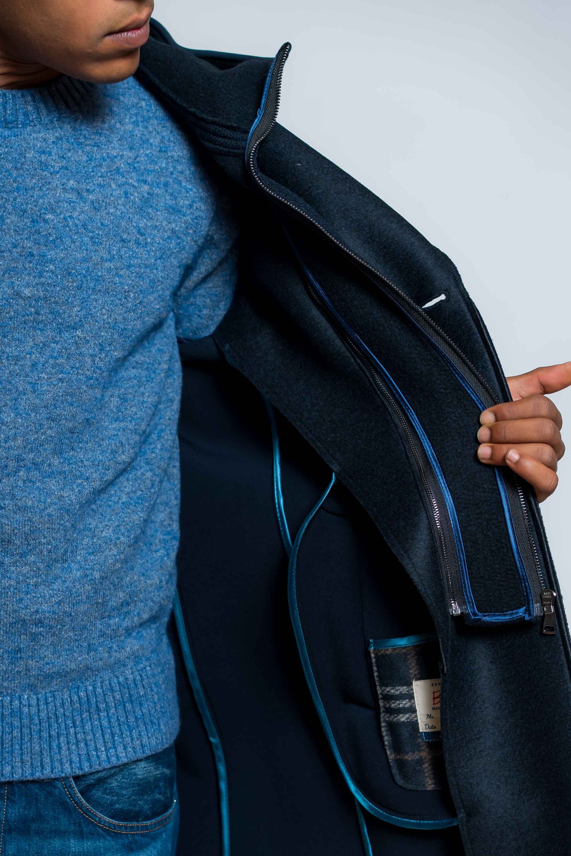 dettaglio del cappuccio in maglia removibile sul cappotto andy di bob in neoprene blu 