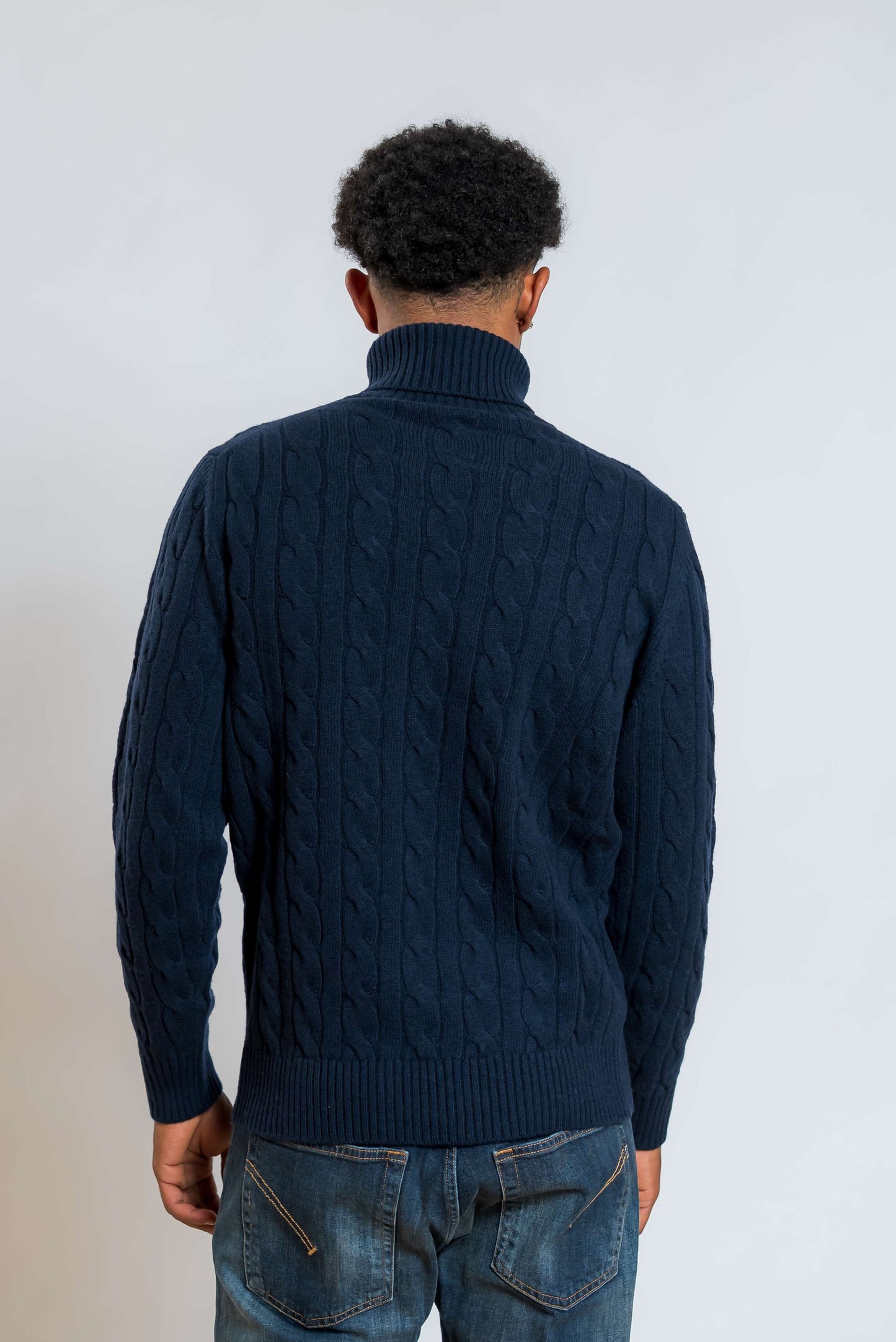 Dolcevita in lana blu con lavorazione a trecce di kangra - vista posteriore