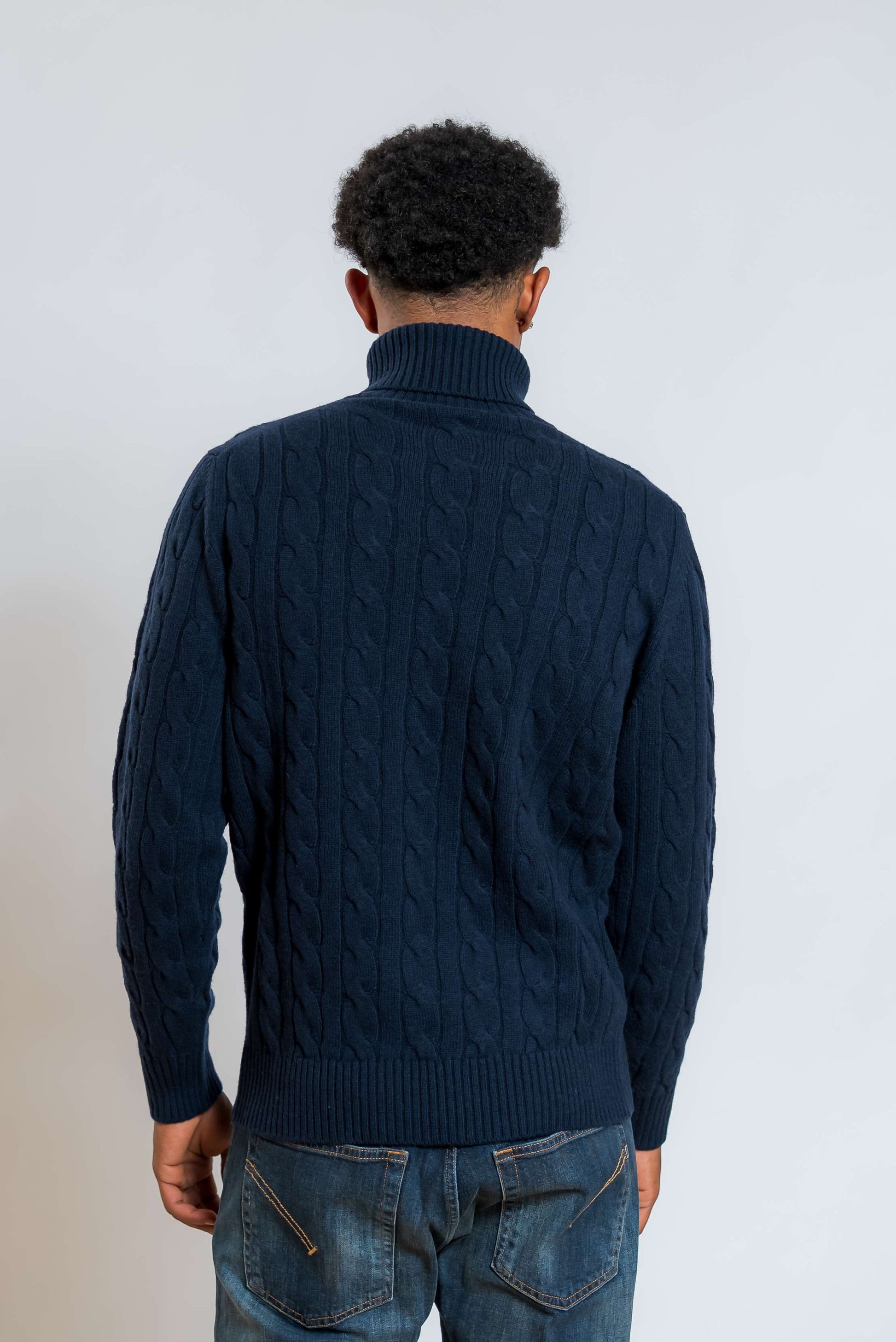 Dolcevita in lana blu con lavorazione a trecce di kangra - vista posteriore