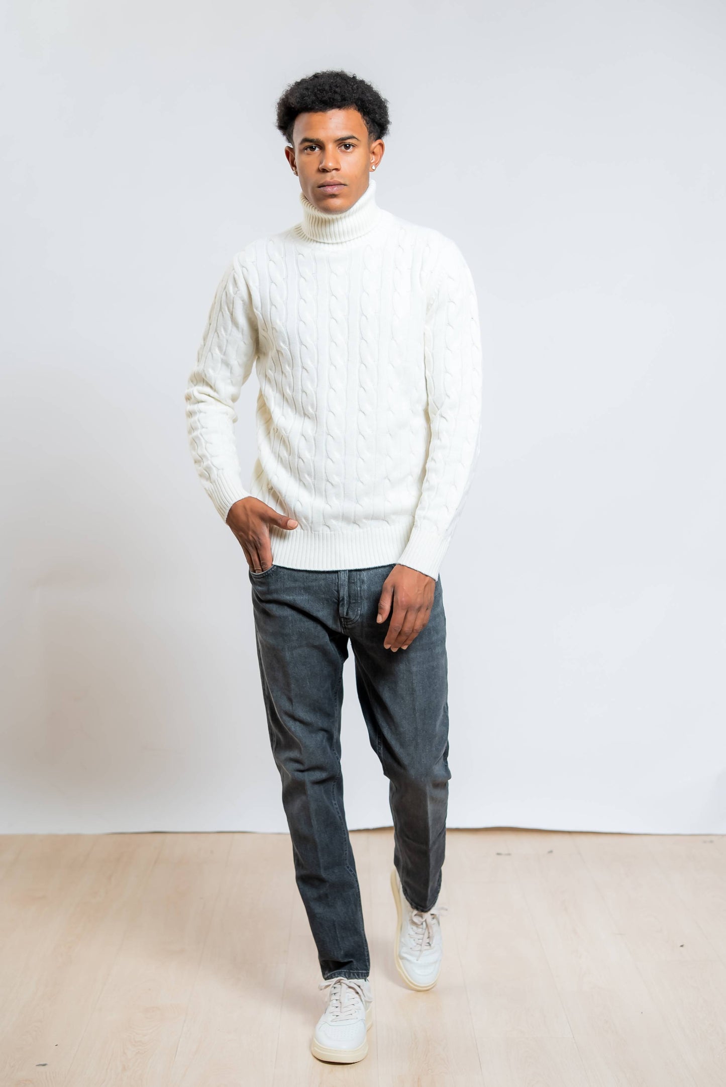 dolcevita in lana color panna con lavorazione a trecce di kangra abbinato ad un jeans grigio