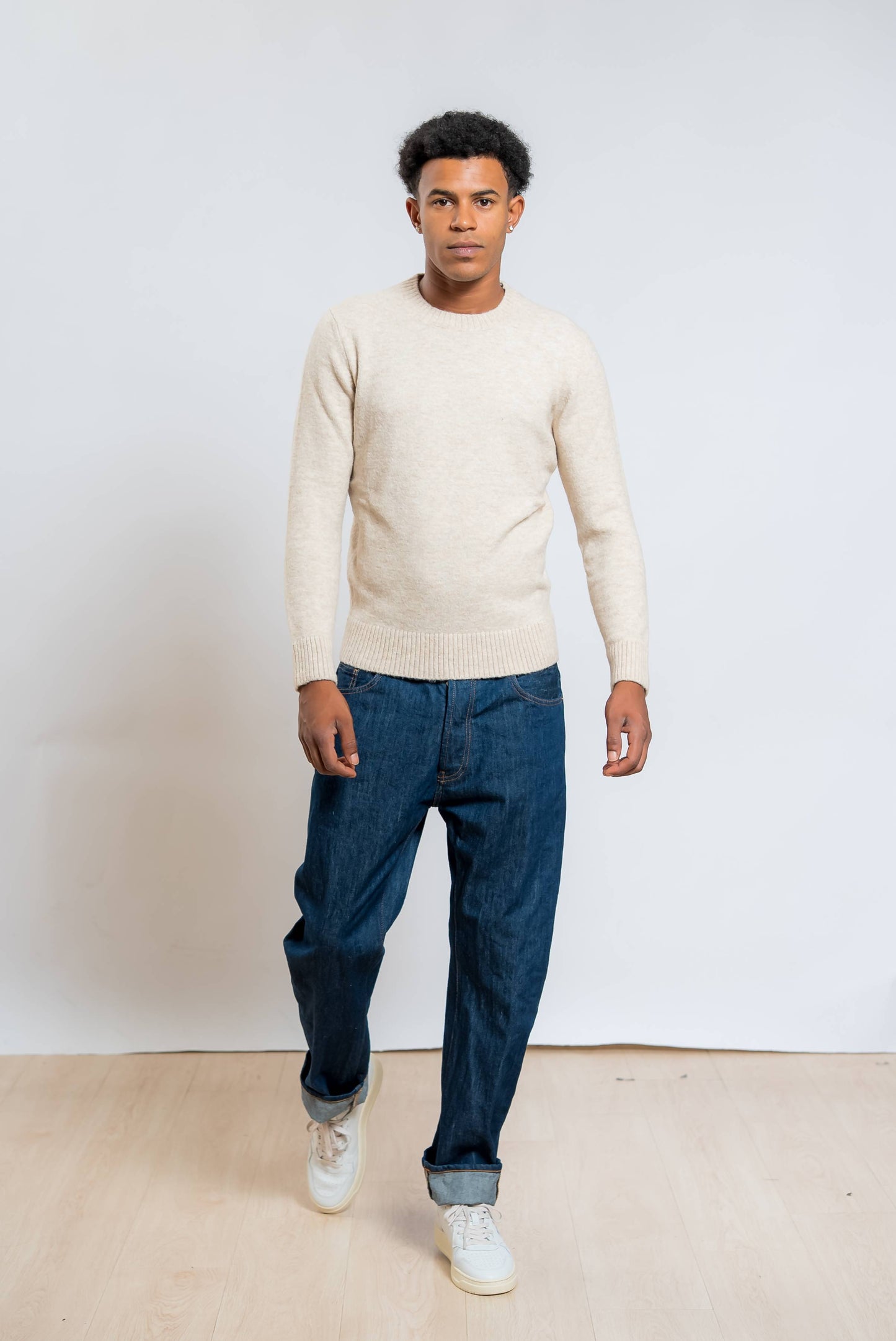 maglione beige a girocollo in cotone e alpaca di kangra abbinato ad un jeans blu 