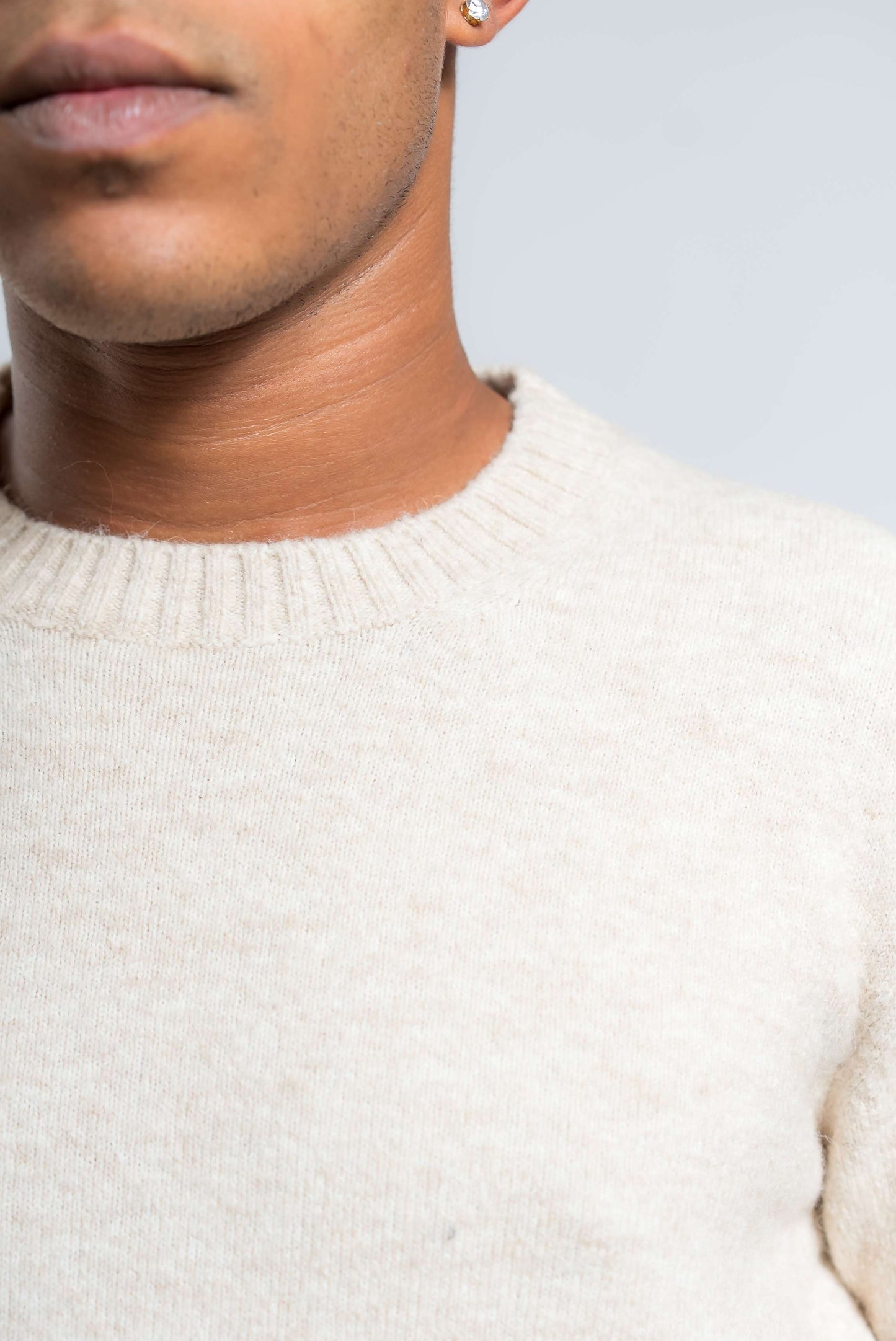 dettaglio del girocollo a costine del maglione beige in misto cotone e alpaca di kangra