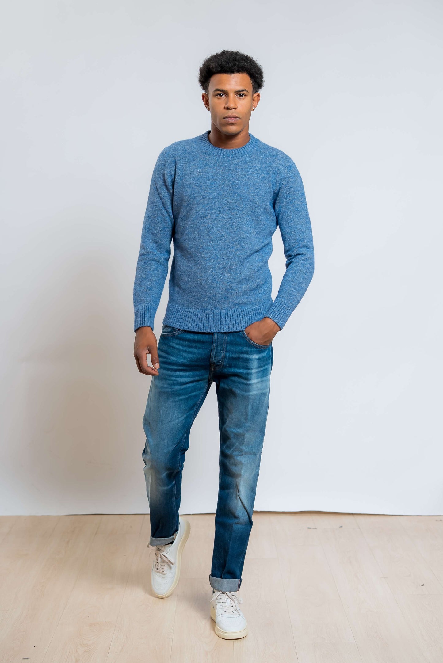 maglione blu a girocollo in misto cotone e alpaca di kangra abbinato ad un jeans blu 