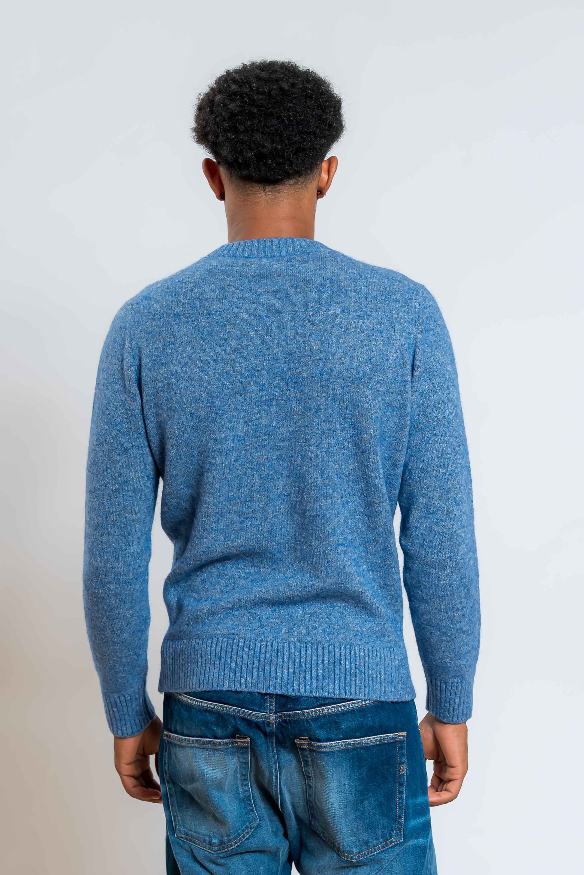 maglione in blu a girocollo in cotone e alpaca di kangra - vista posteriore