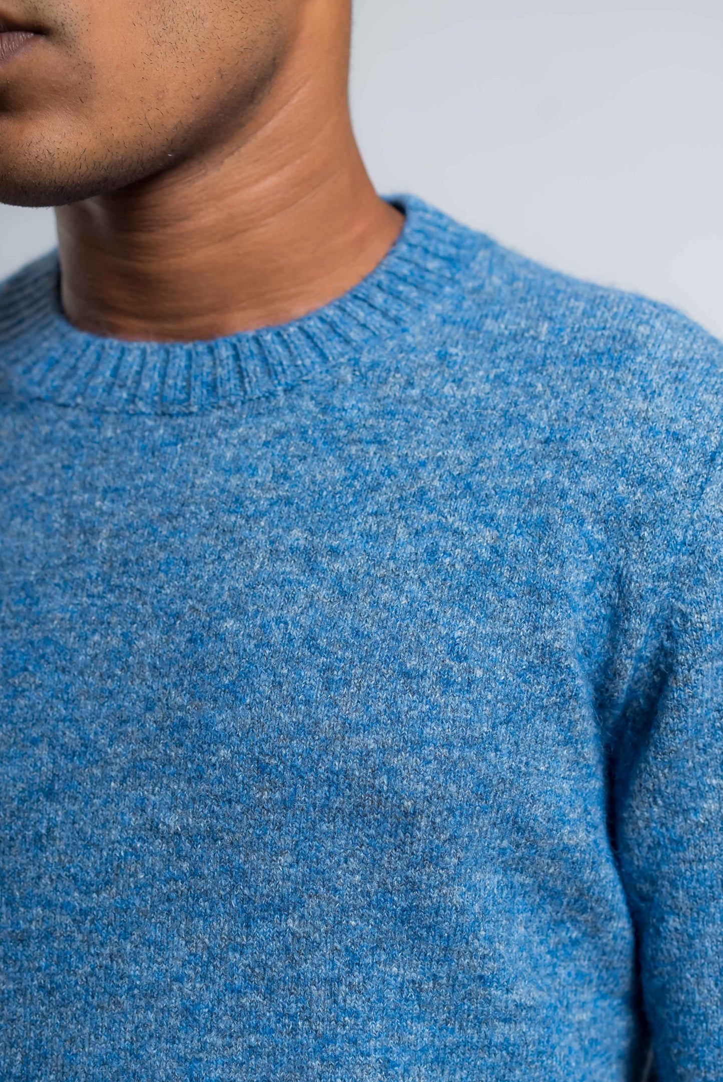 dettaglio del girocollo a costine del maglione in misto cotone e alpaca blu di kangra