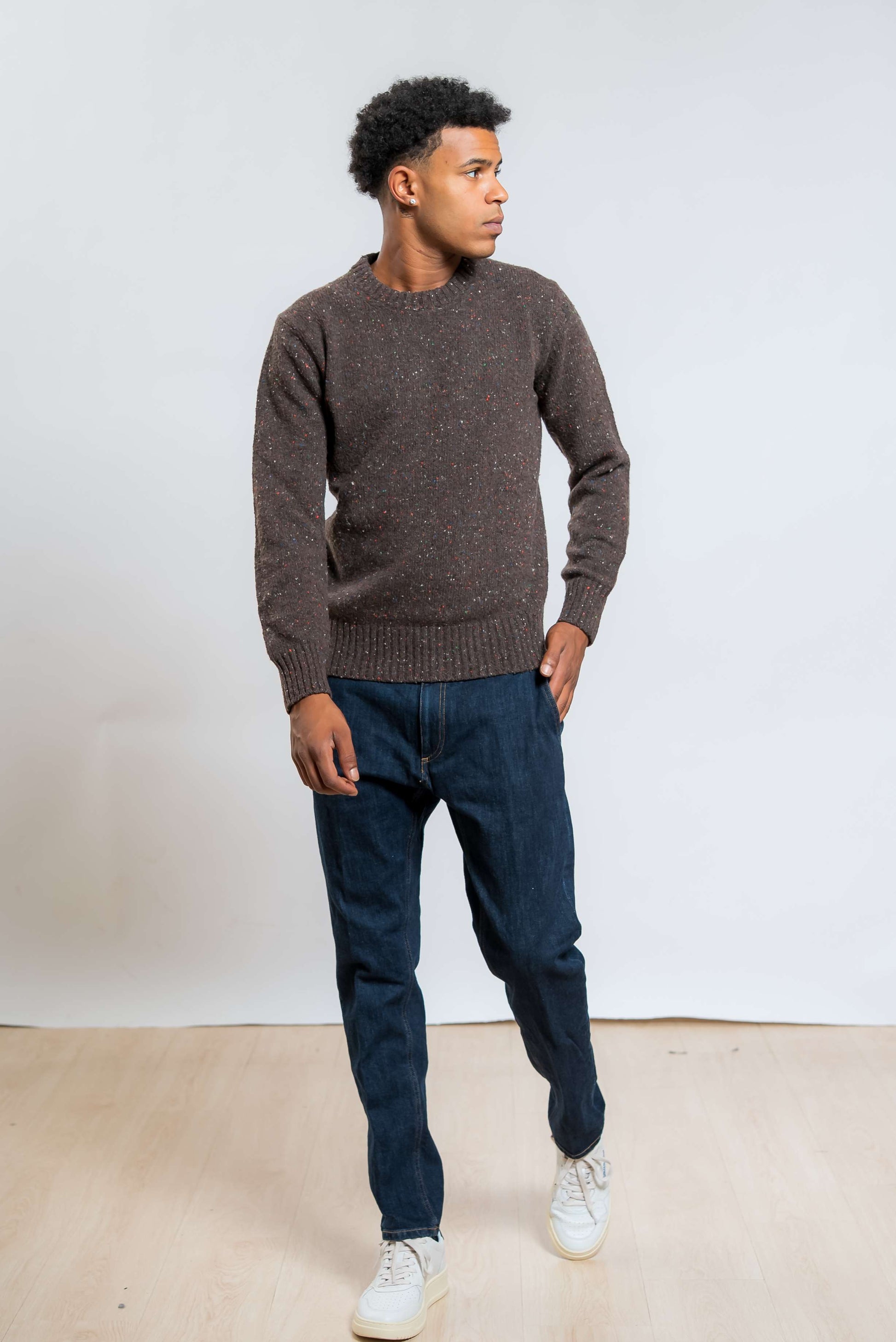 maglione marrone in misto lana boucle di kangra abbinato ad un jeans blu scuro