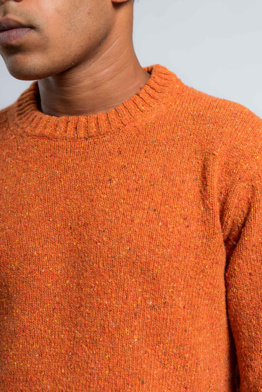 dettaglio del girocollo a coste sul maglione in lana boucle arancione di kangra