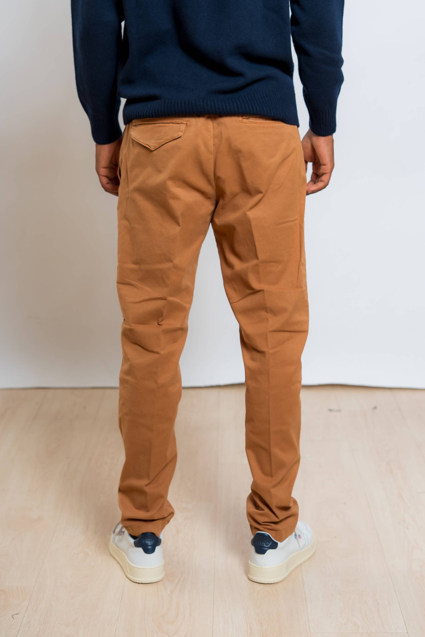 white sand pantaloni greg in cotone beige scuro con vita regolabile - vista posteriore