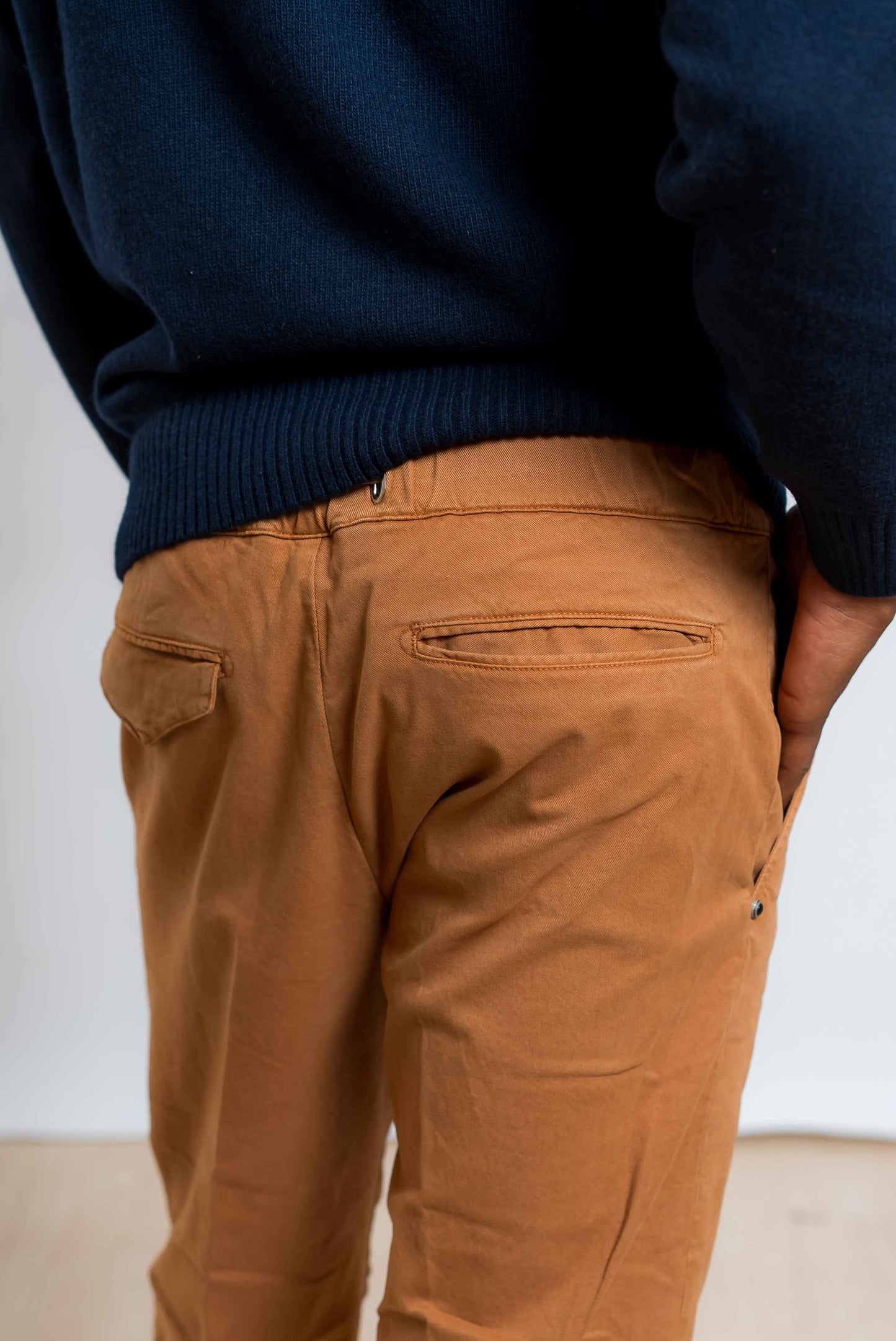 dettaglio delle tasche posteriori dei pantaloni white sand modello greg in beige scuro
