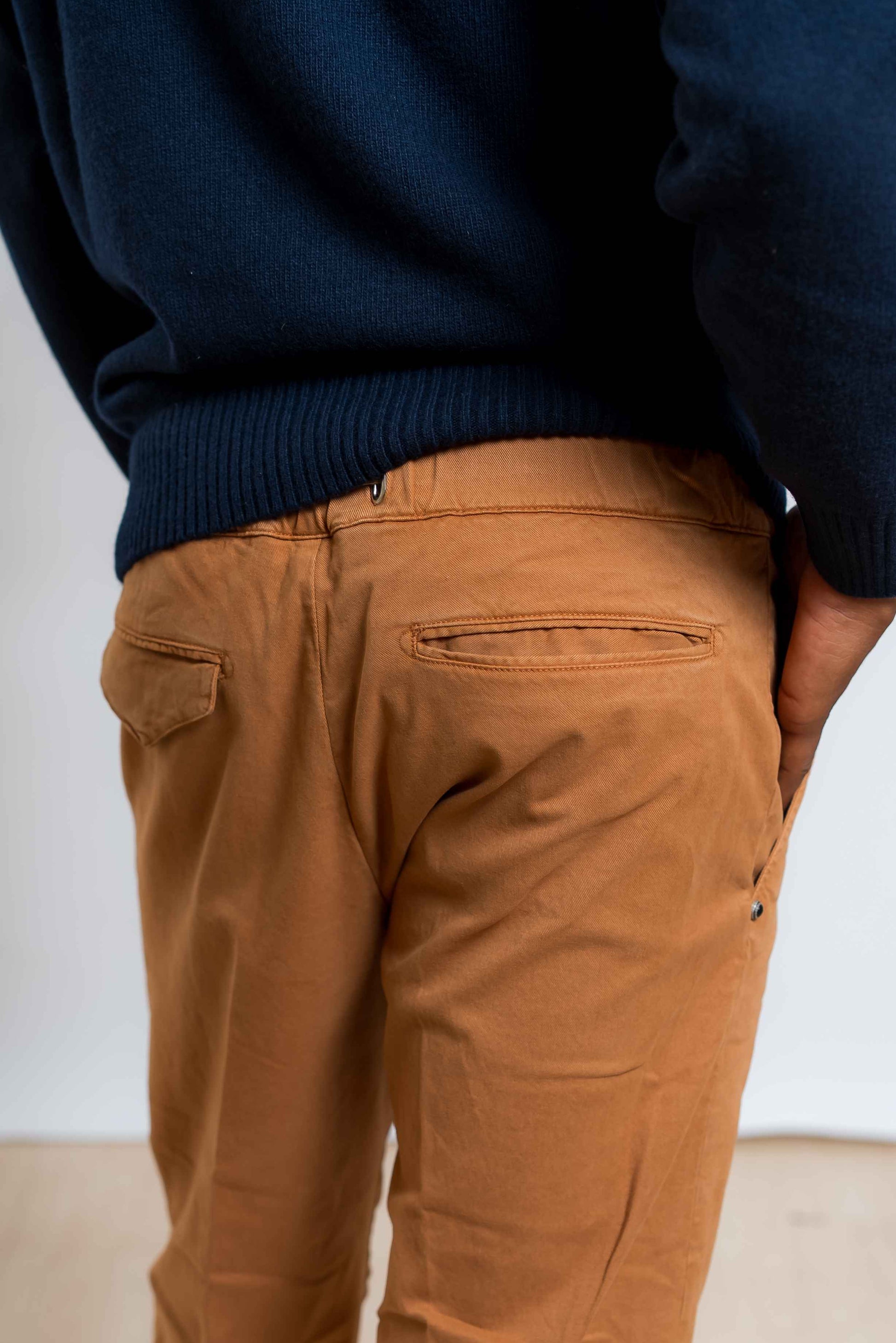 dettaglio delle tasche posteriori dei pantaloni white sand modello greg in beige scuro