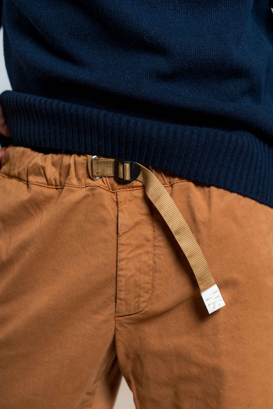 dettaglio vita regolabile con coulisse dei pantaloni greg beige scuro di white sand