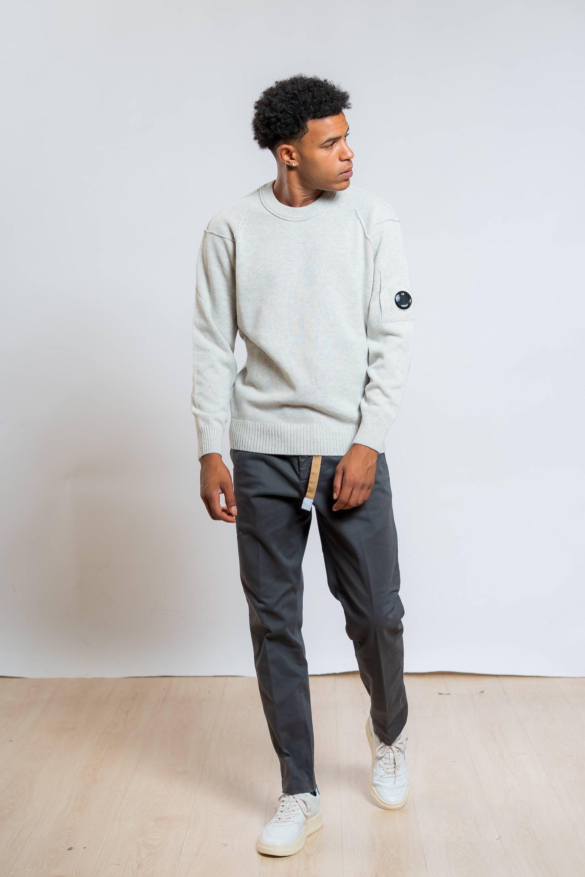 pantaloni grigi modello greg di white sand abbinati ad un maglione grigio chiaro