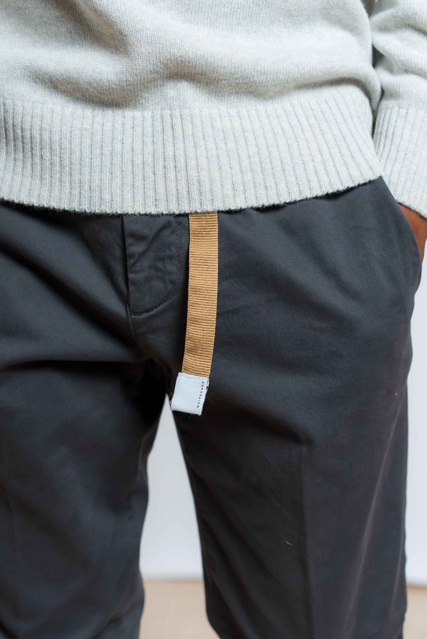 dettaglio della vita regolabile con coulisse dei pantaloni greg grigi di white sand