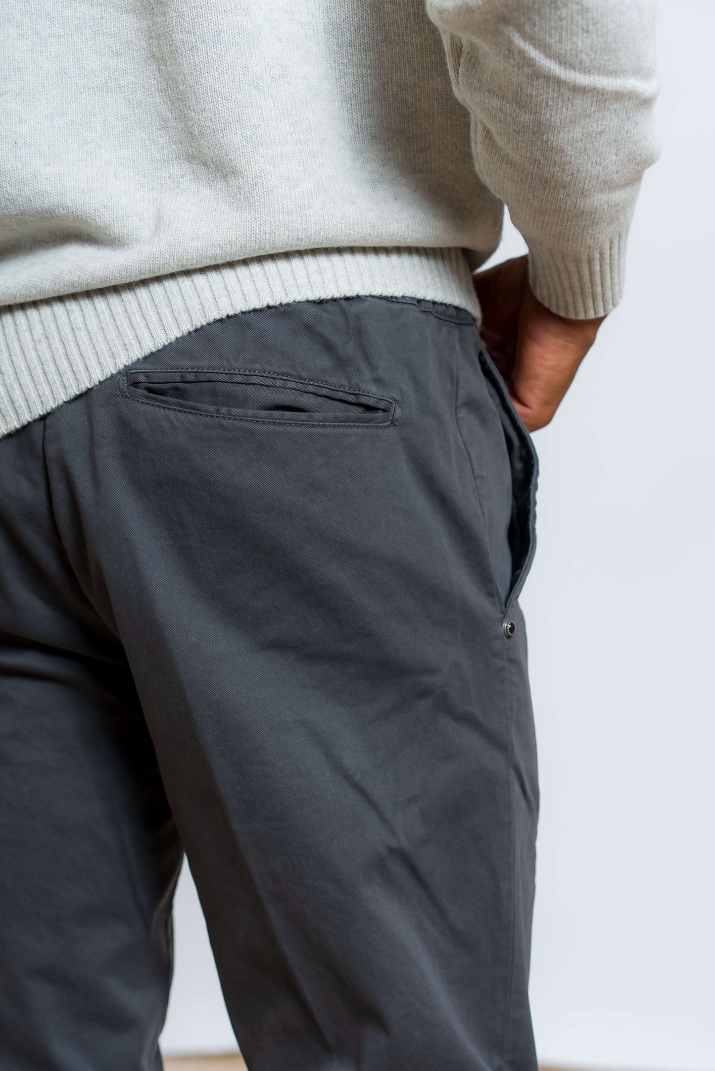 dettaglio delle tasche posteriori dei pantaloni greg grigi di white sand