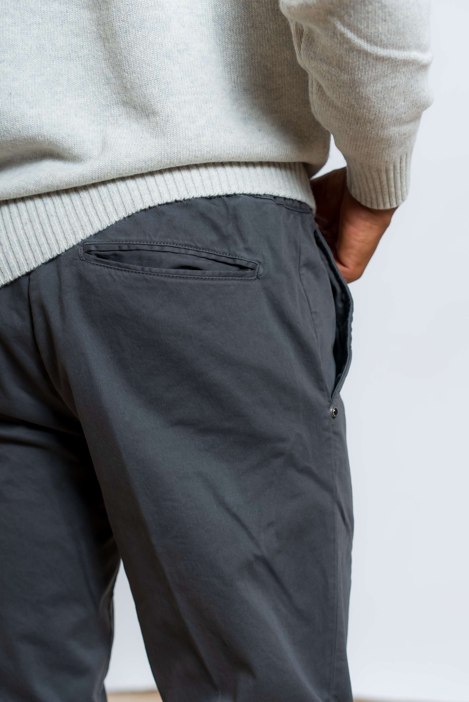 dettaglio delle tasche posteriori dei pantaloni greg grigi di white sand