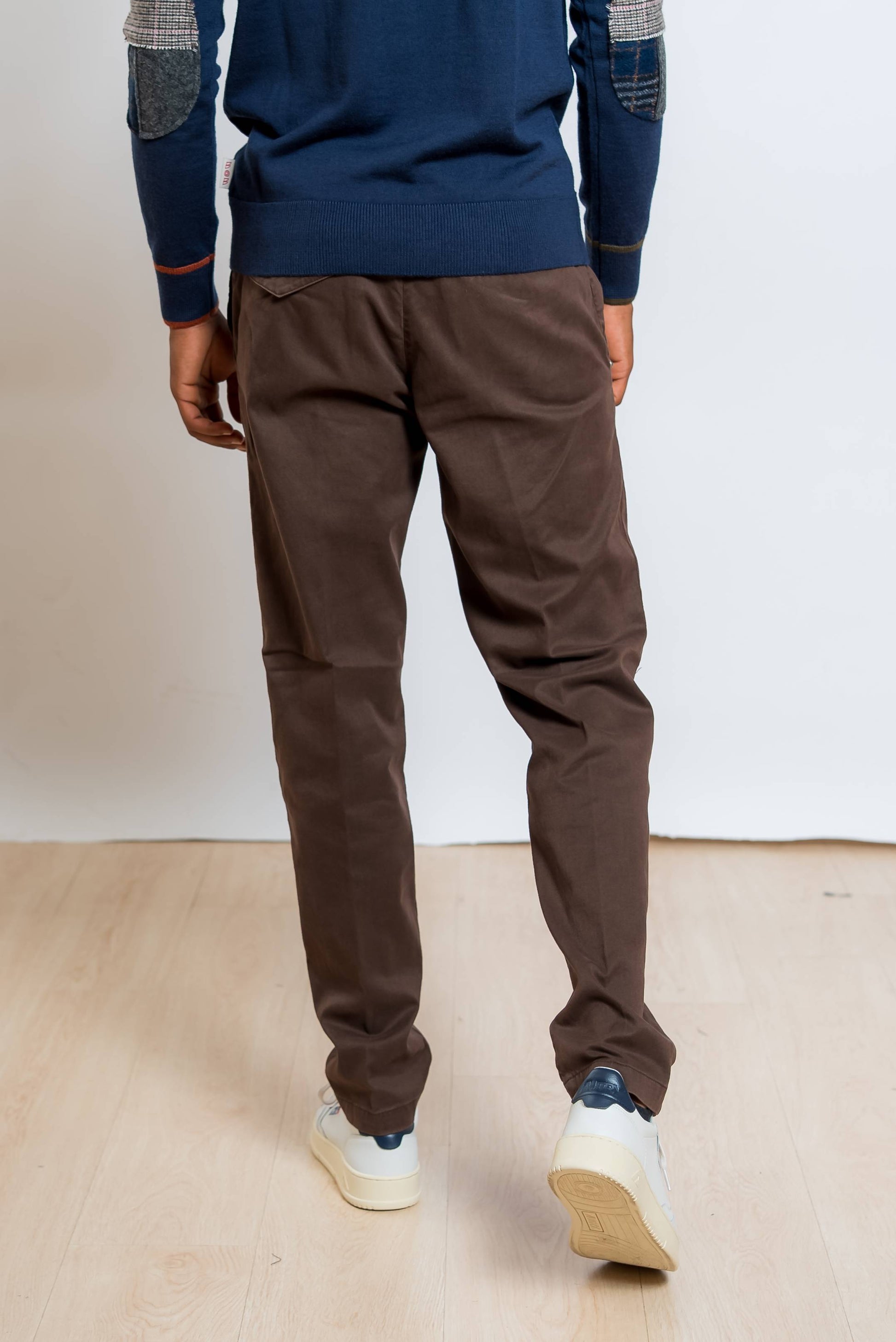 white sand pantaloni greg in cotone marrone con vita regolabile tramite coulisse - vista posteriore