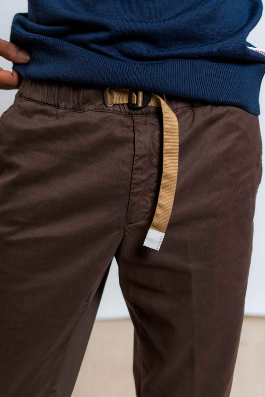 dettaglio della vita regolabile con coulisse sui pantaloni white sand modello greg marroni