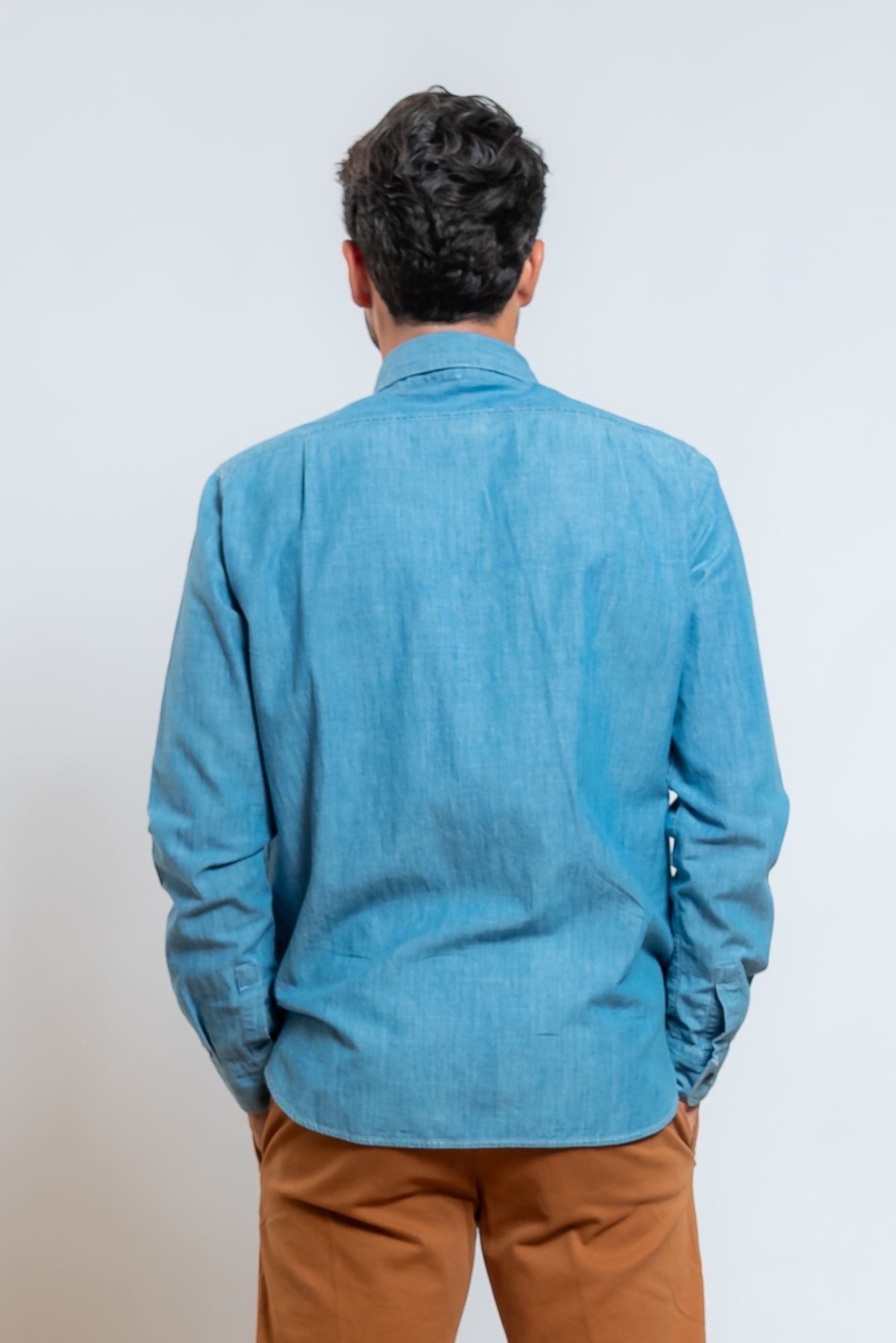 chesapeake's camicia steve in chambray modello classico - vista posteriore