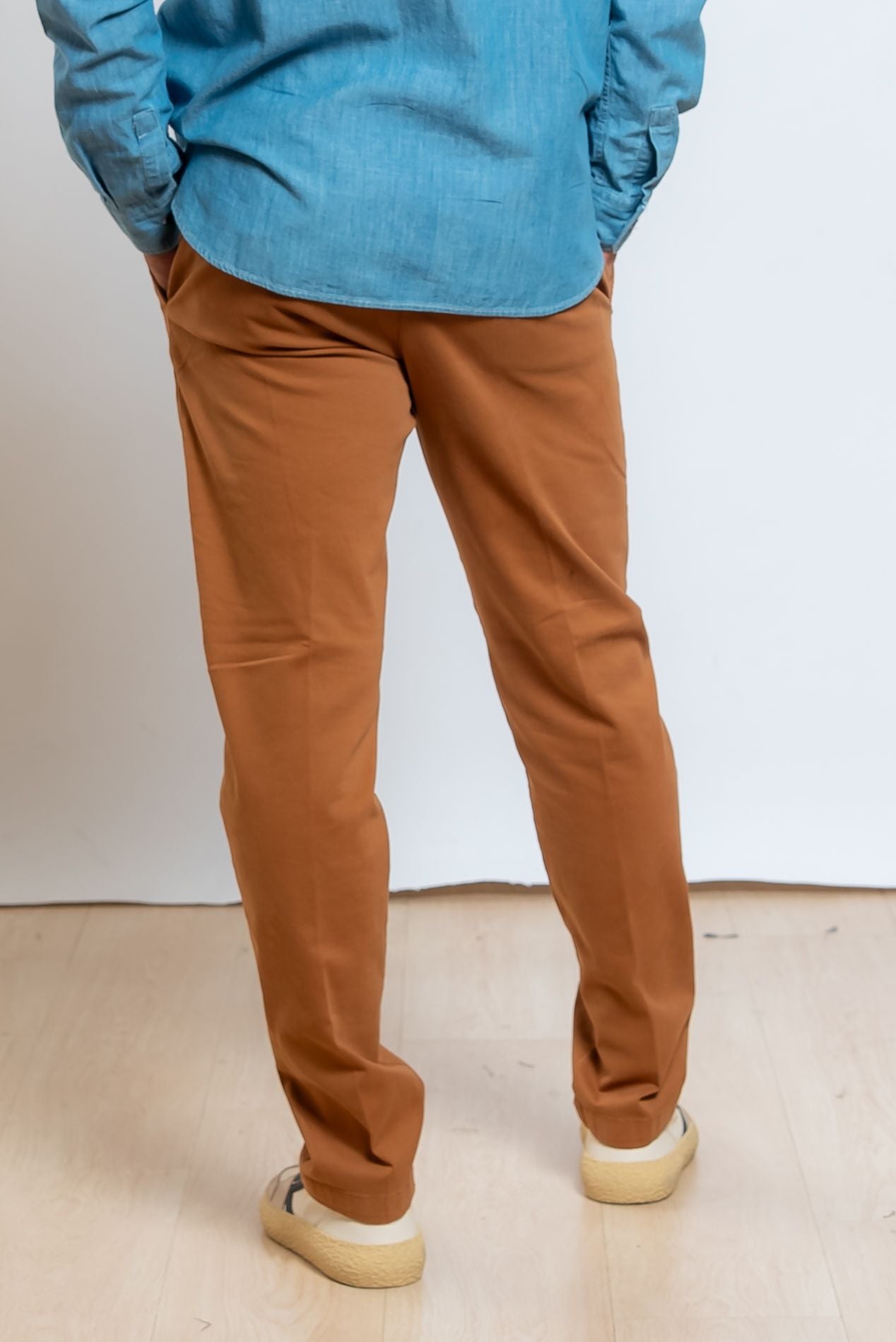 white sand pantaloni marroni greg in cotone con coulisse in vita - vista posteriore