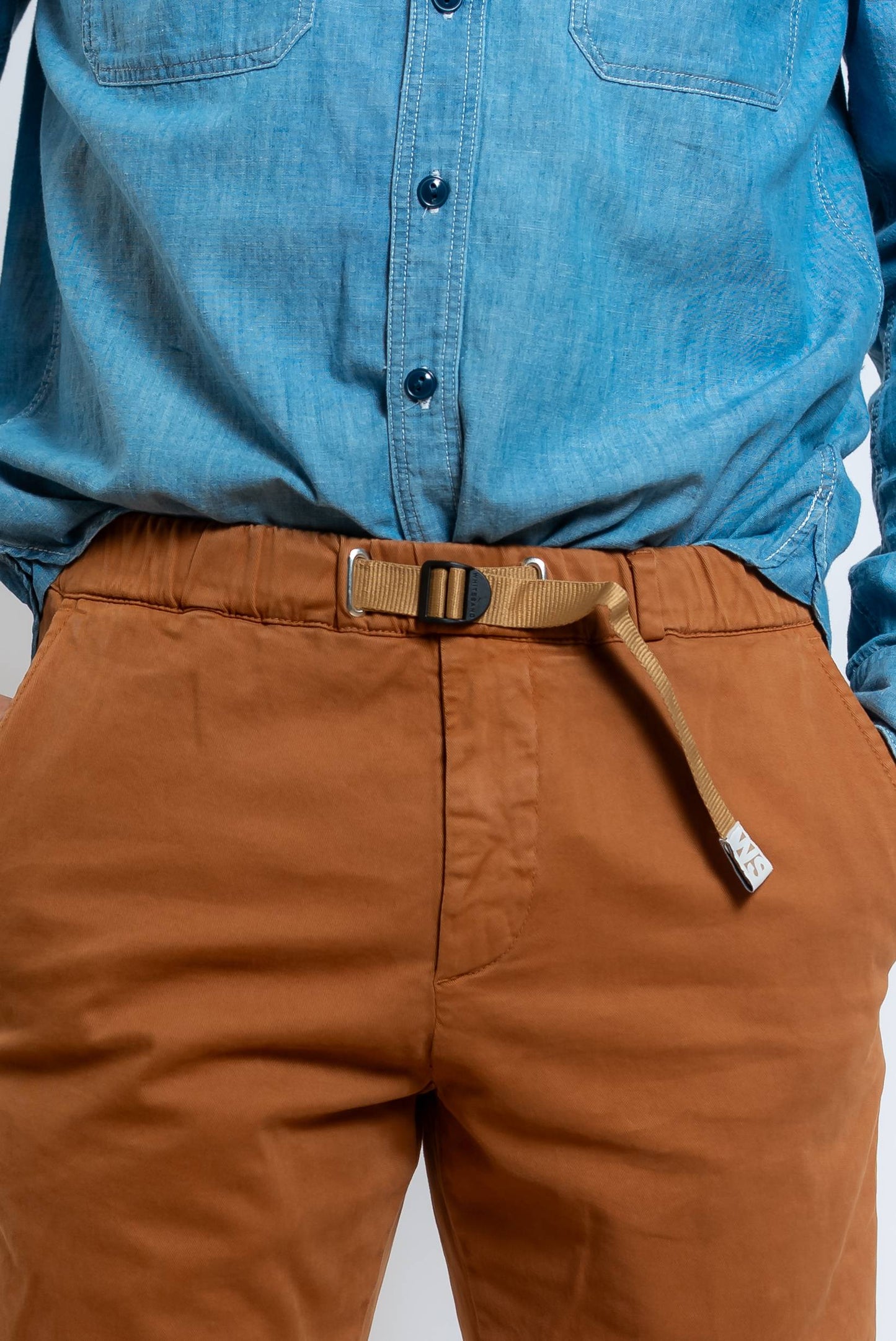 dettaglio della vita regolabile dei pantaloni greg marroni di white sand