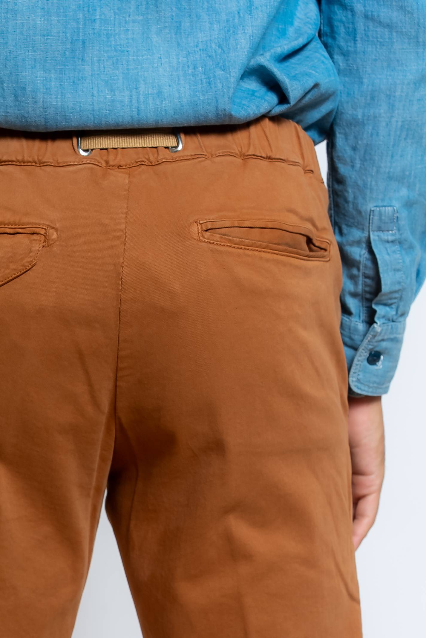 dettaglio delle tasche posteriori dei pantaloni white sand greg marroni