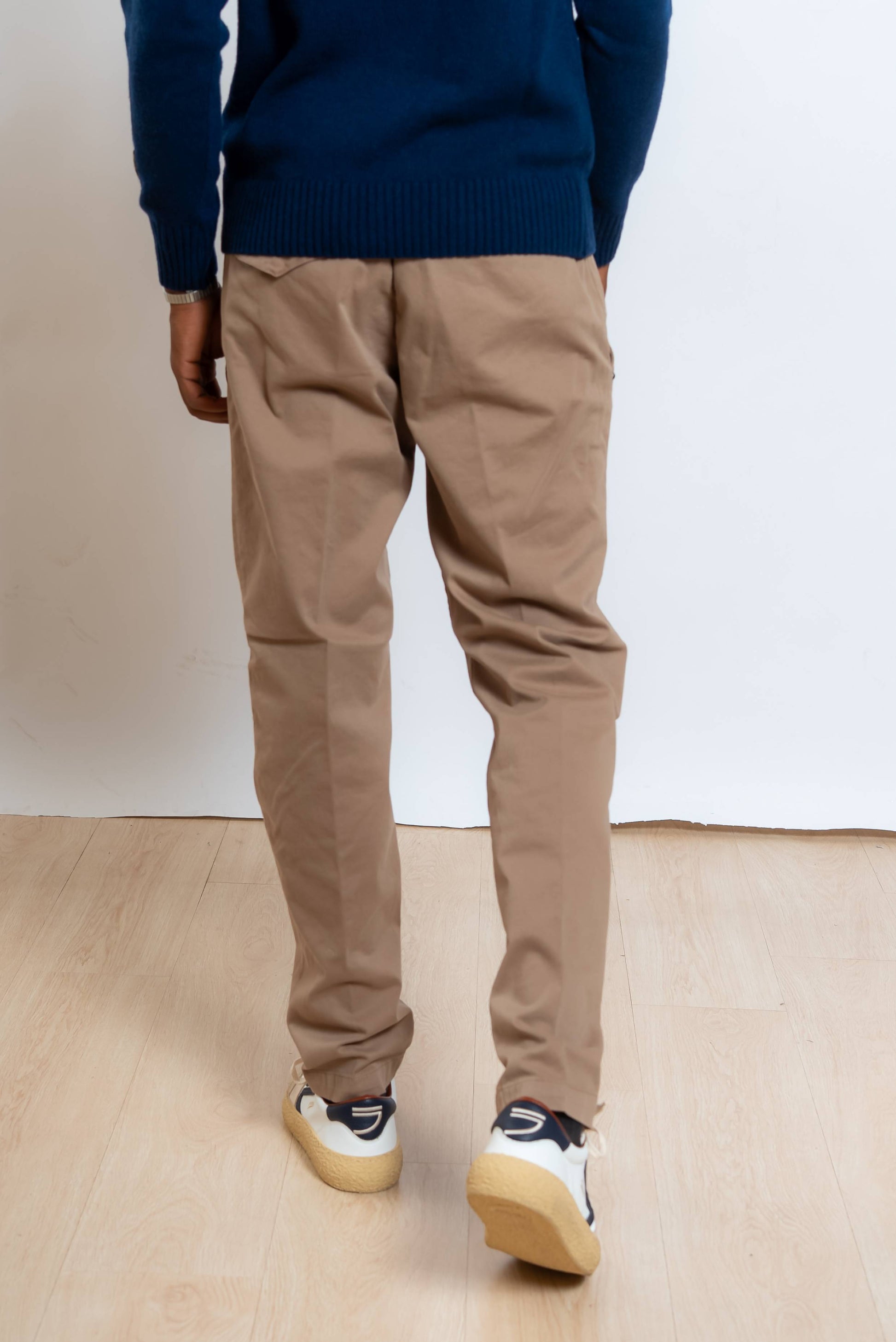 white sand pantalone greg in cotone beige con coulisse regolabile in vita - vista posteriore