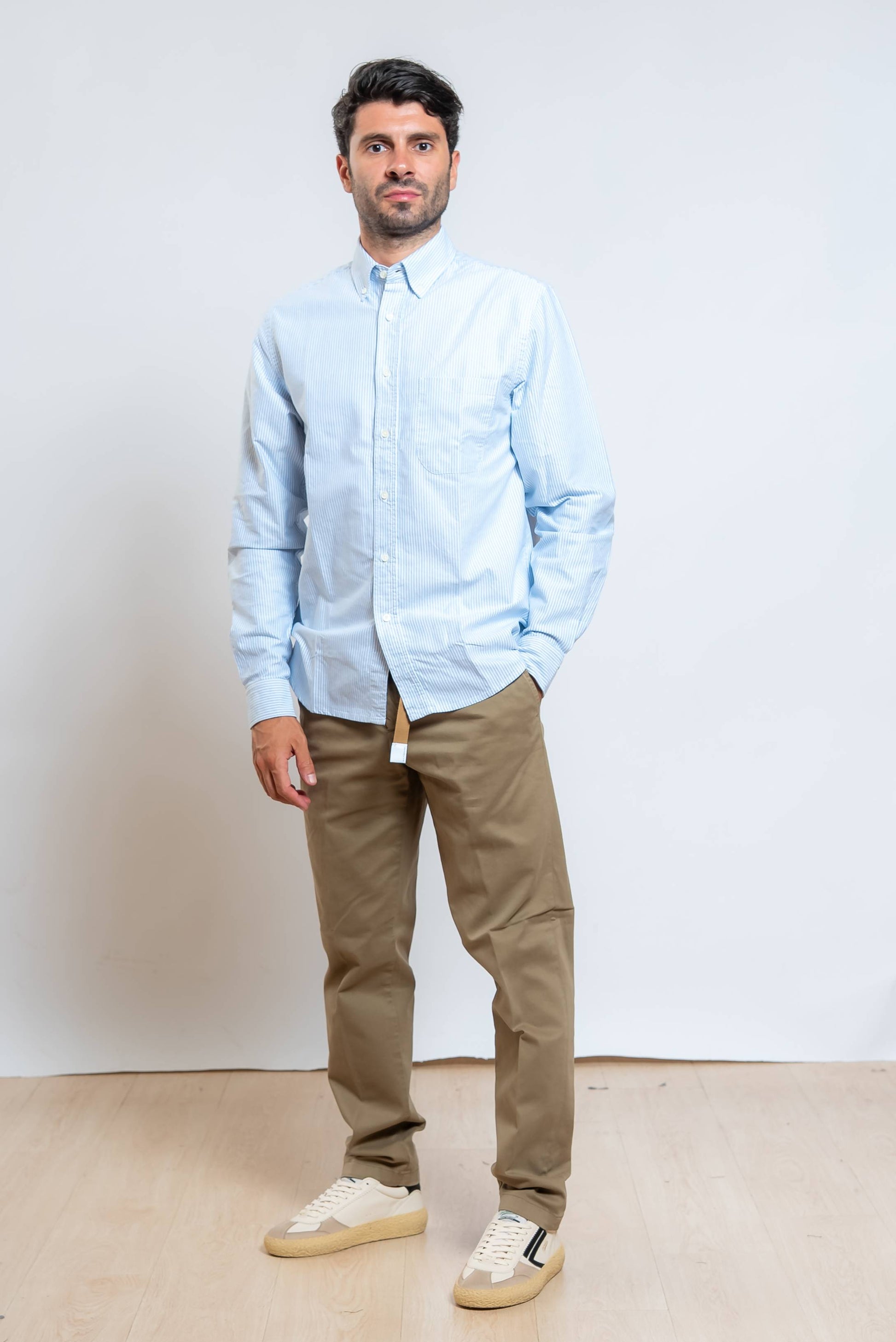 pantaloni white sand greg verdi abbinati ad una camicia in cotone a righe celesti 