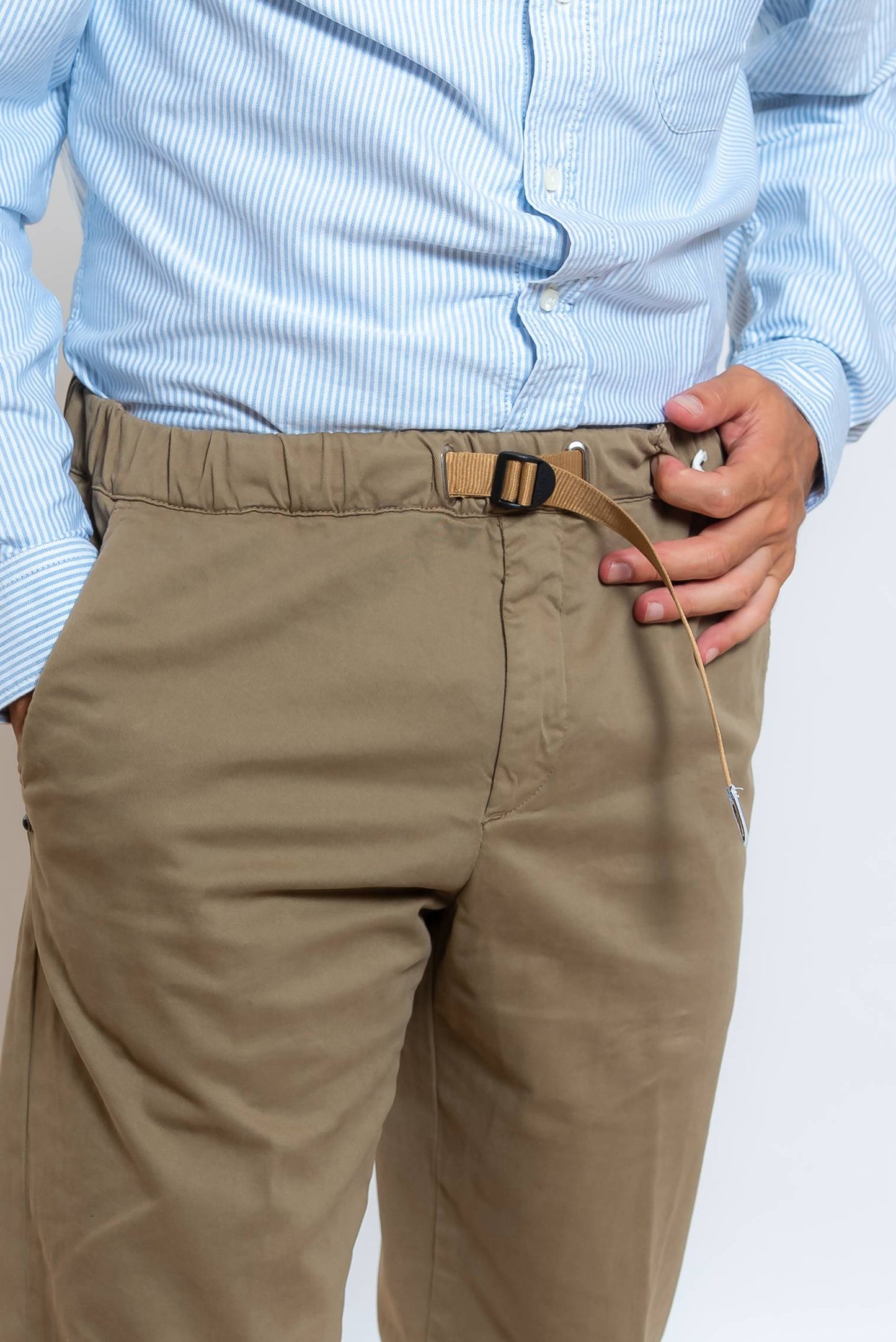 dettaglio della vita regolabile dei pantaloni white sand greg in cotone verde 