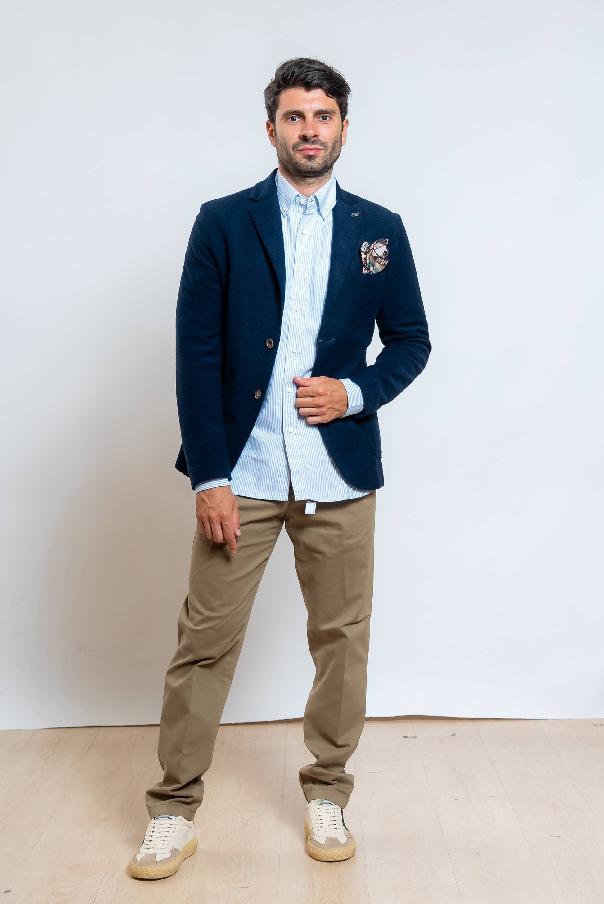 bob giacca soft monopetto blu abbinata ad una camicia celeste ed un pantalone verde