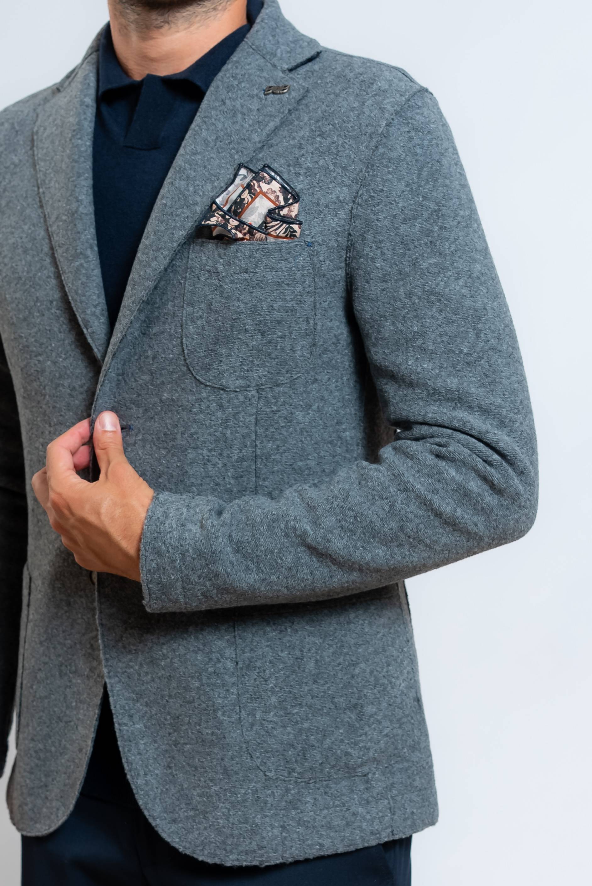 dettaglio del taschino sul petto della giacca soft monopetto in maglia grigia di bob