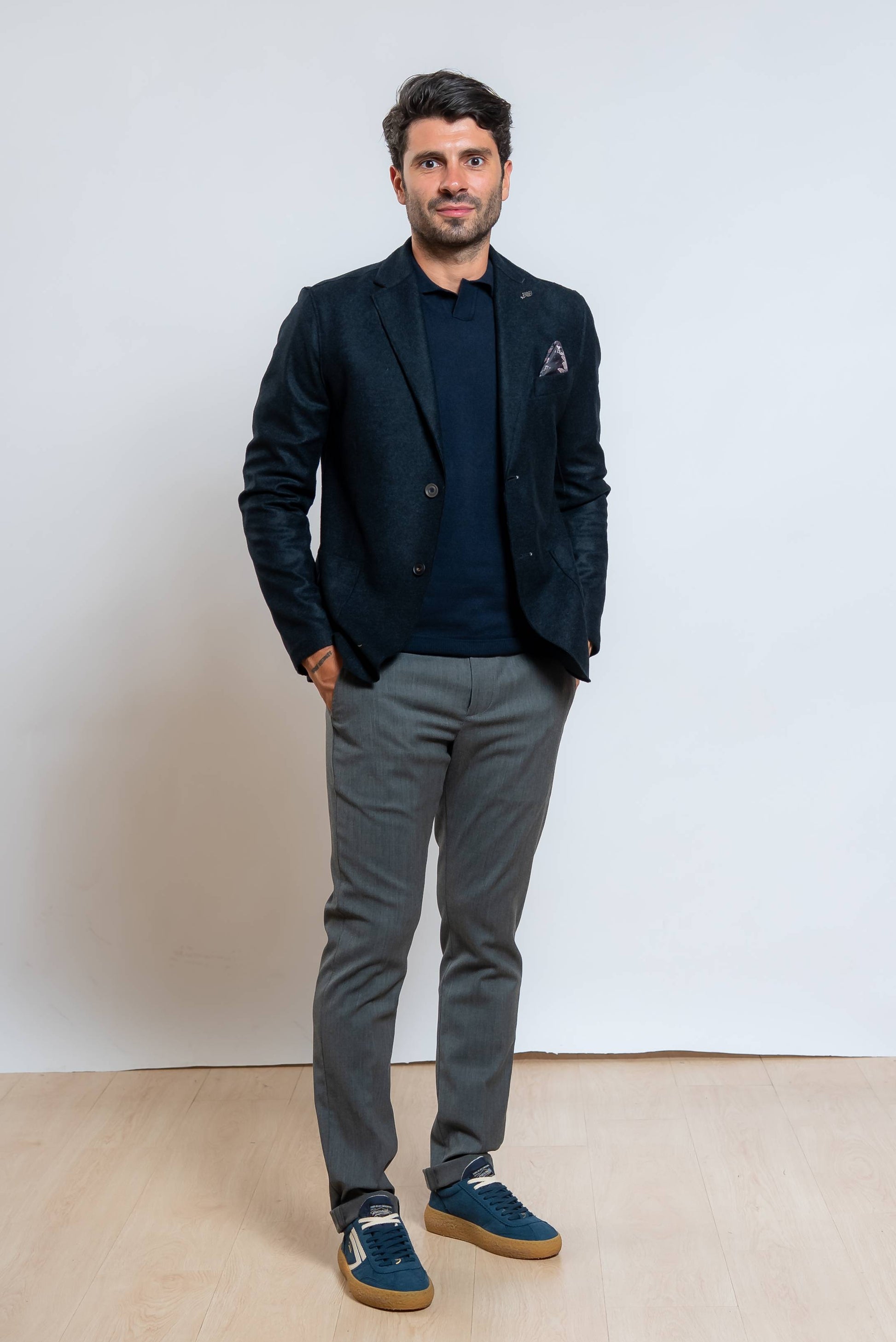 bob giacca monopetto dover blu in jersey abbinata ad un pantalone grigio e una t-shirt blu