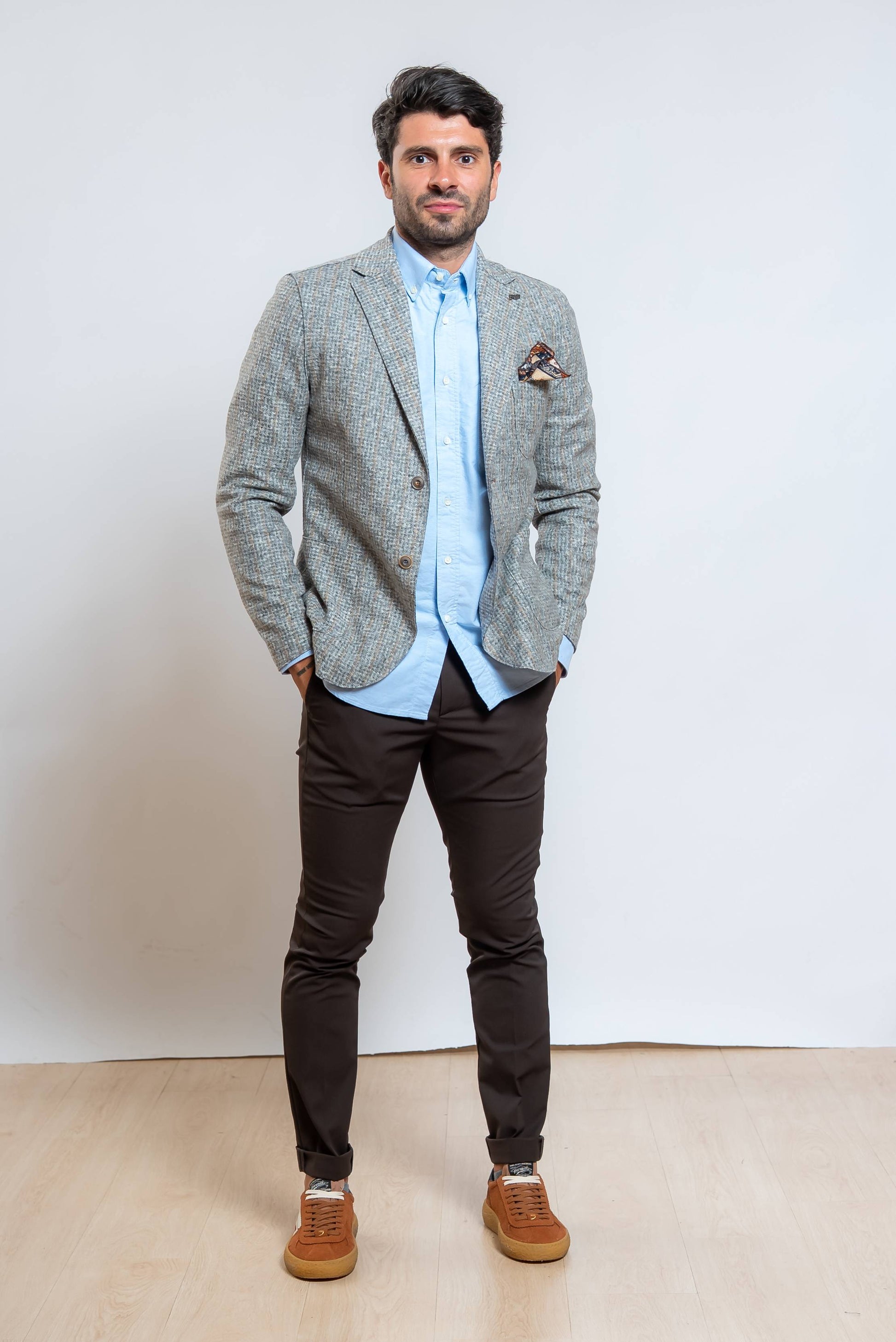 bob giacca monopetto harlow in maglia a fantasia gessata grigia abbinata ad una camicia celeste e un pantalone marrone