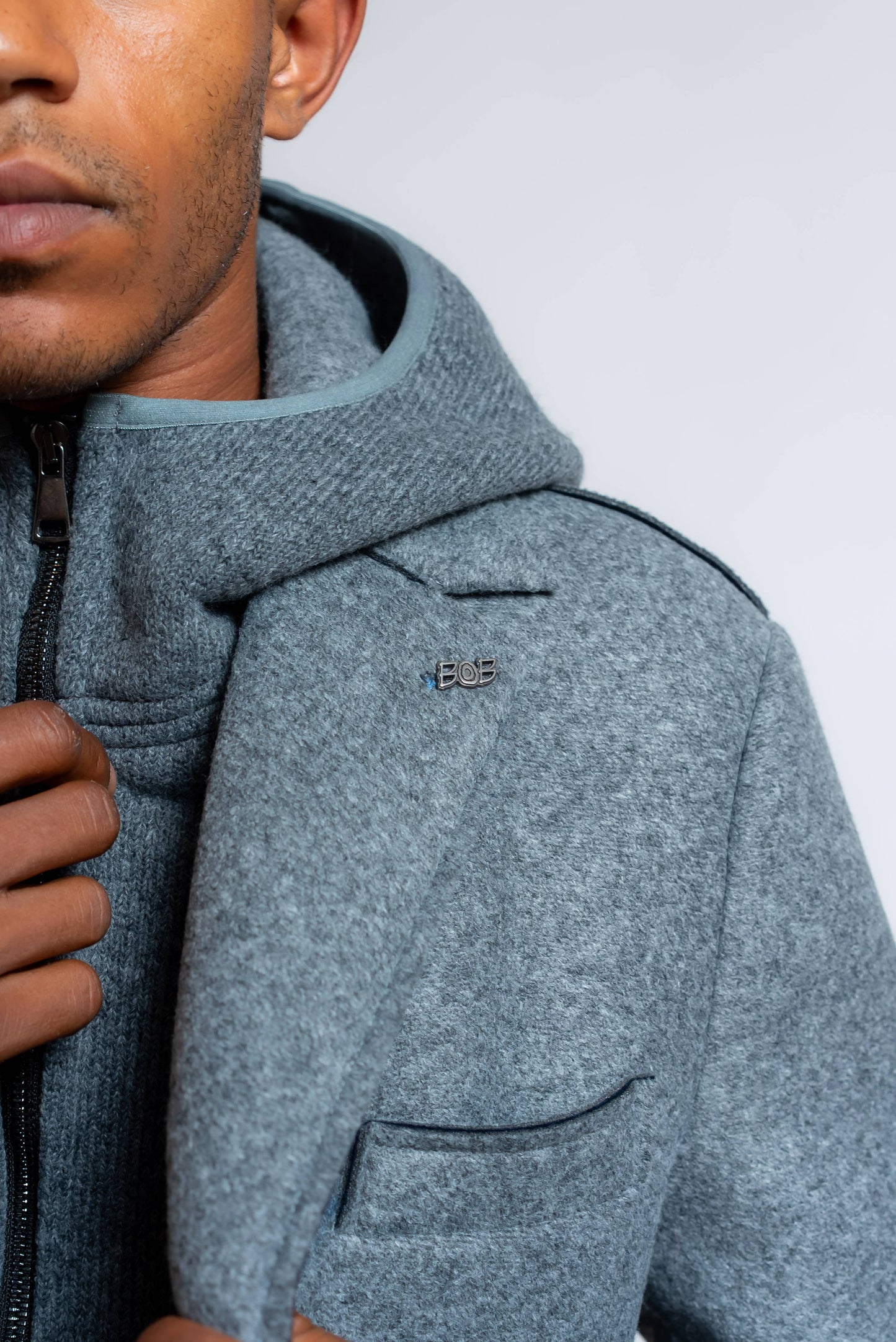 dettaglio del colletto sul cappotto bob andy in neoprene grigio 