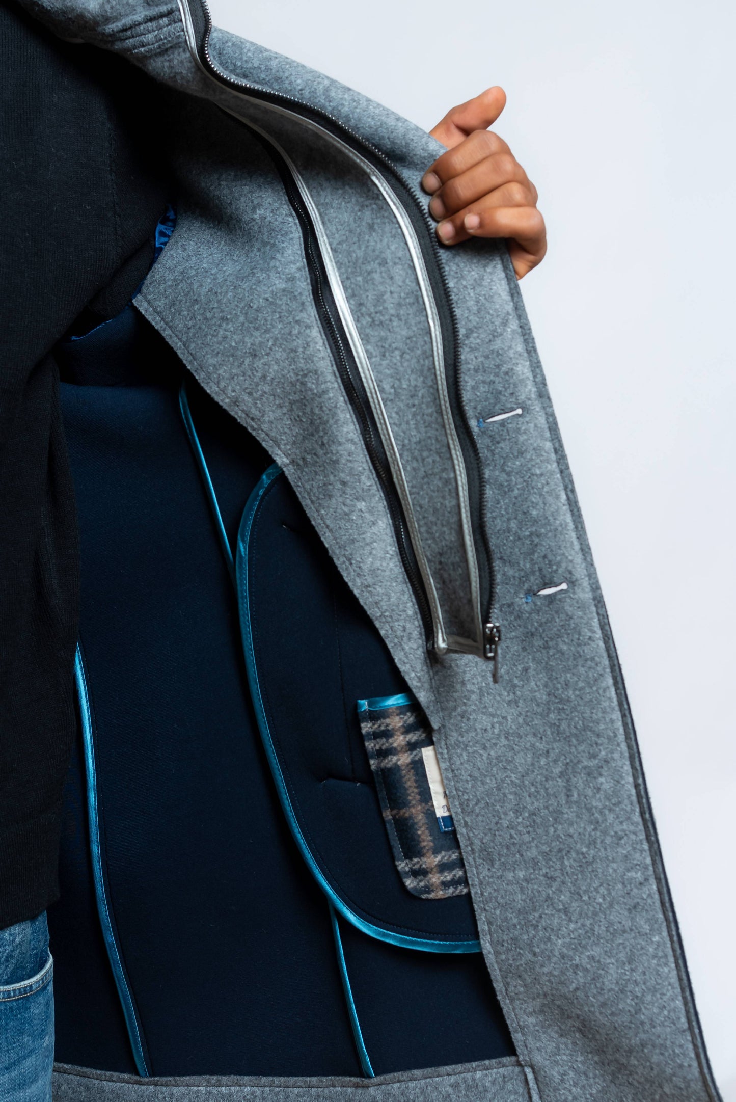 dettaglio del cappuccio removibile del cappotto andy  di bob in neoprene grigio 