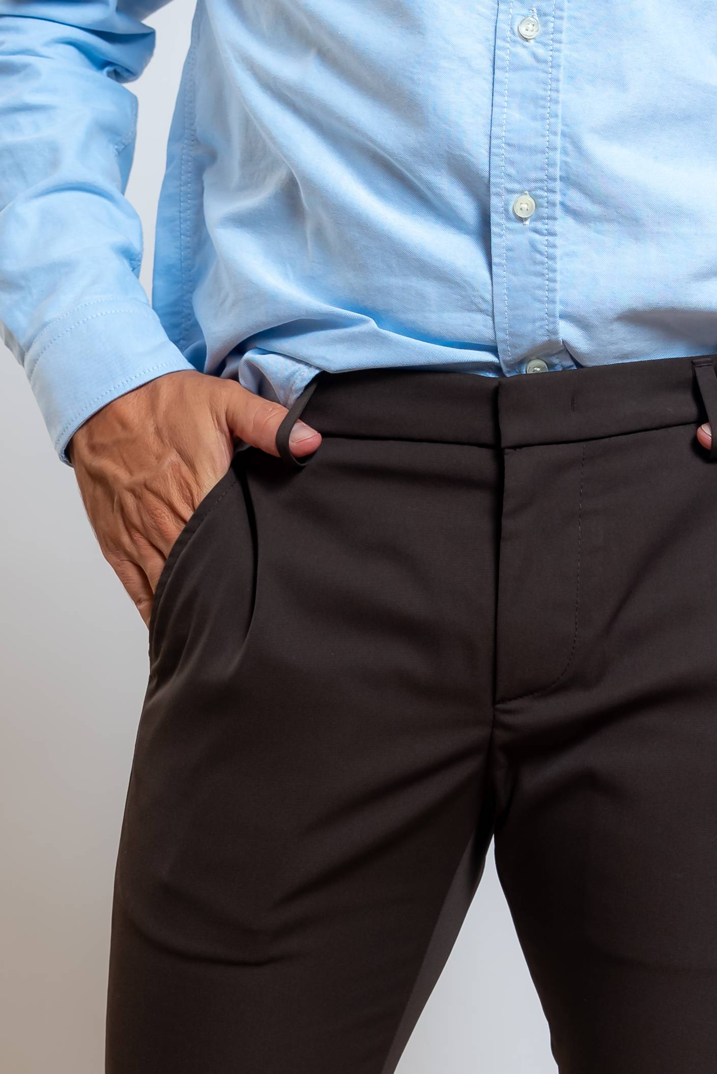 dettaglio dei passanti e della chiusura dei pantaloni dondup gaubert modello chino in tessuto tecnico marrone