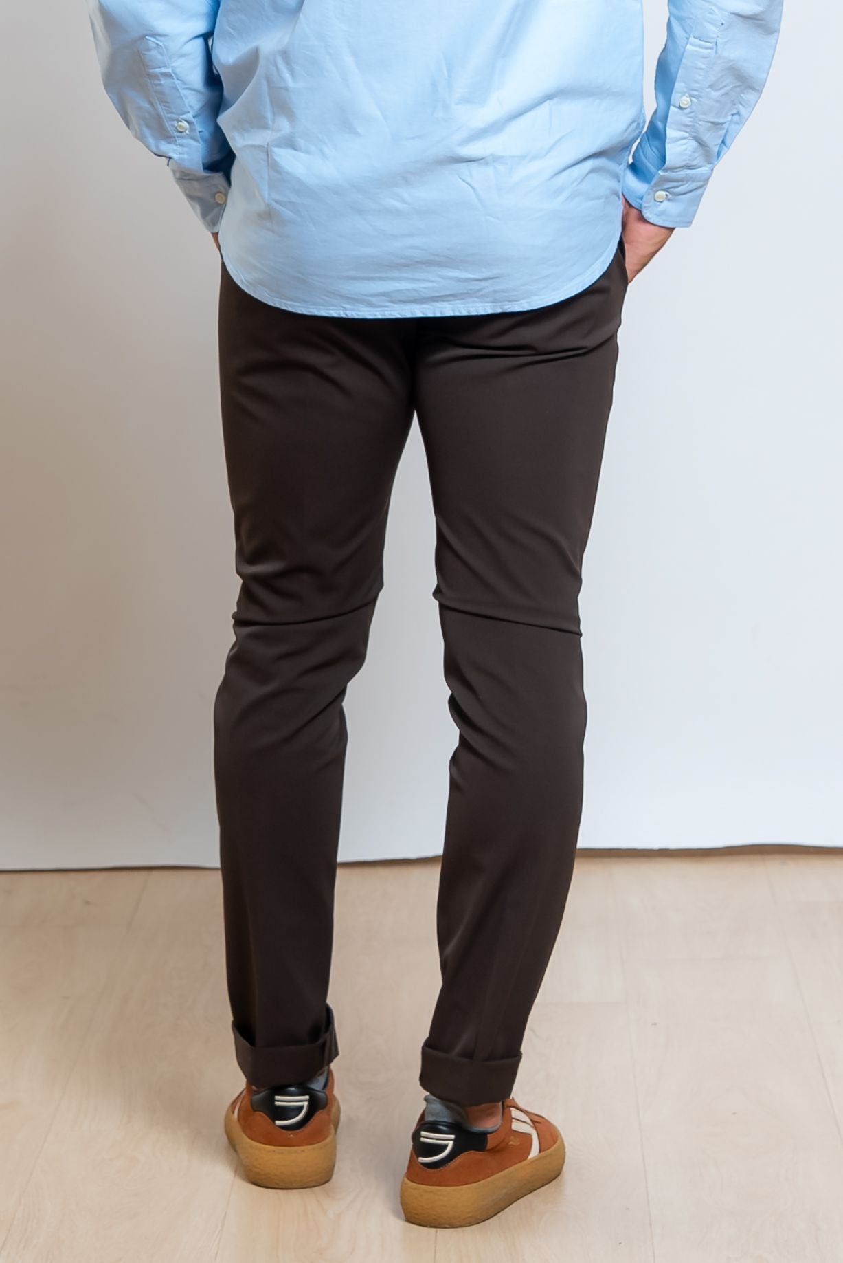 dondup pantaloni gaubert in tessuto tecnico marrone - vista posteriore 